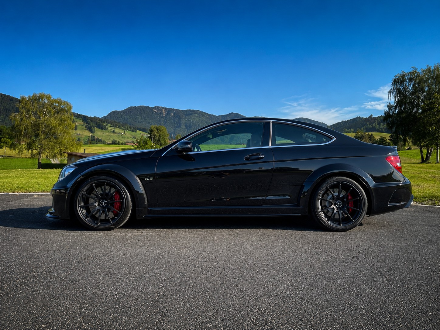 MERCEDES-BENZ C63 AMG Black Series-showroom-element-1