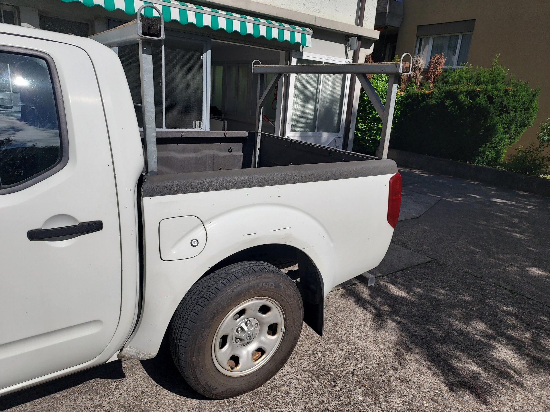NISSAN NAVARA-image-1