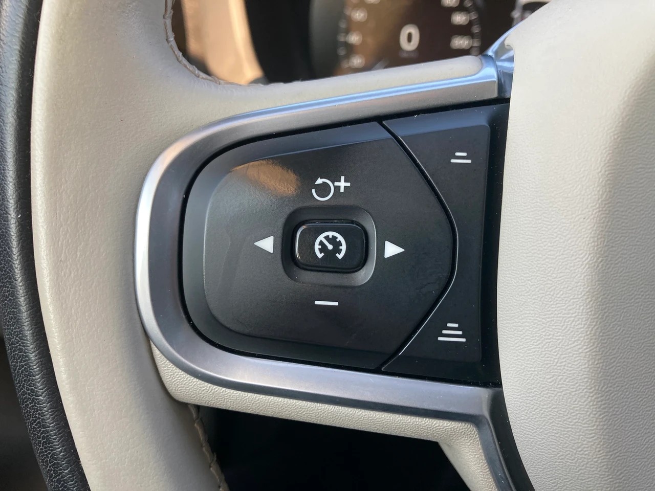 VOLVO XC60 D4 AWD Momentum Geartronic-image-11