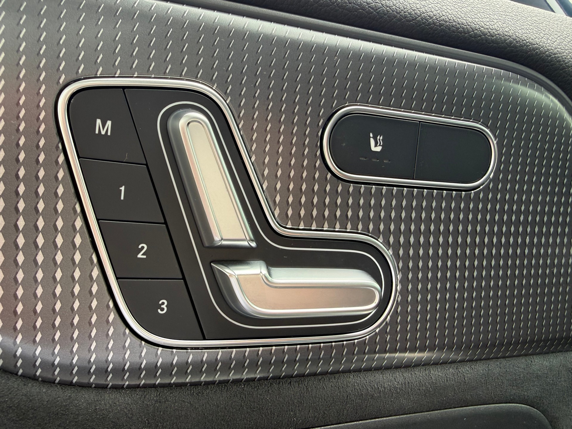 MERCEDES-BENZ EQA 300 AMG Line 4Matic-image-7
