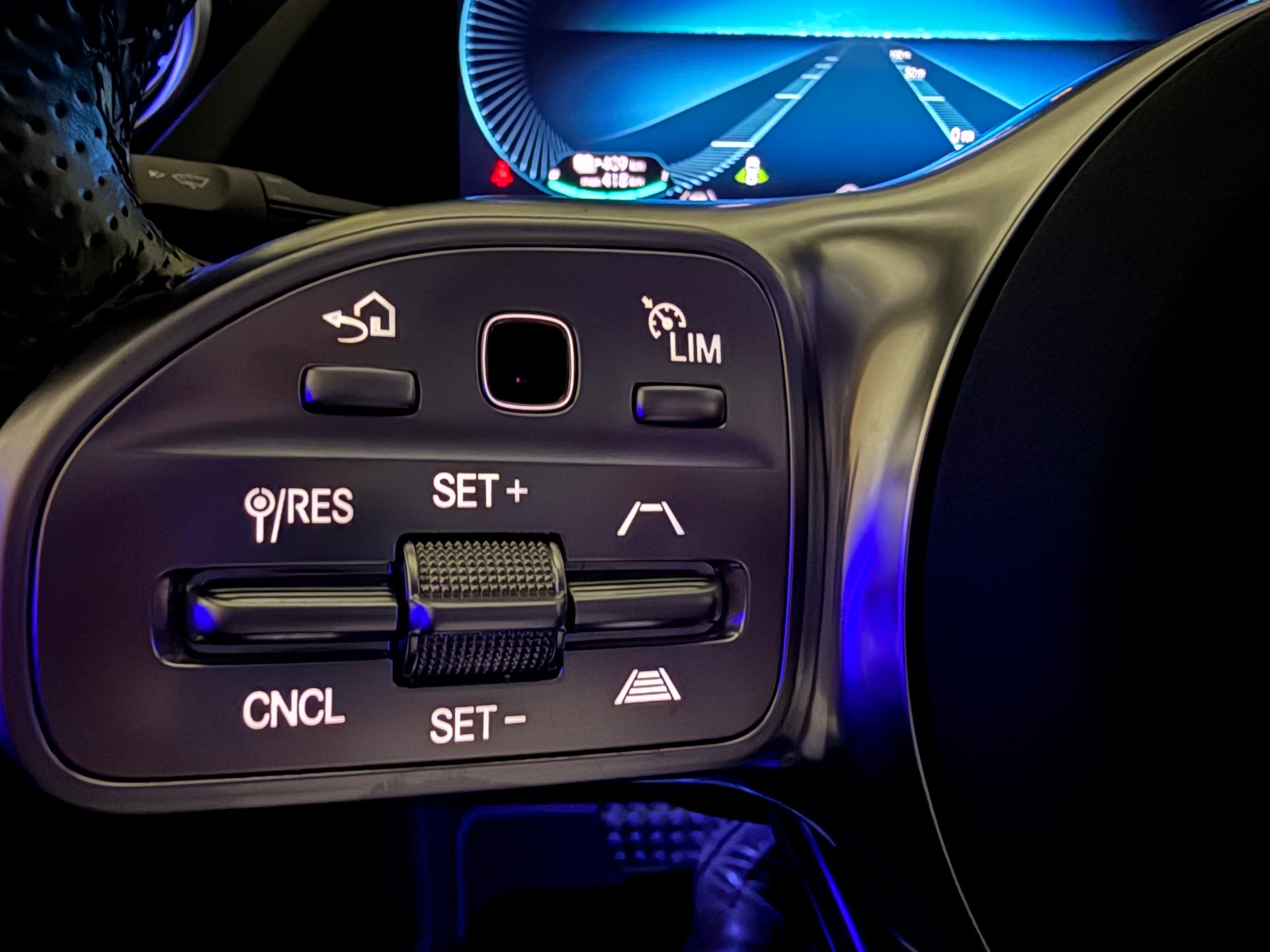 MERCEDES-BENZ EQA 300 AMG Line 4Matic-image-9