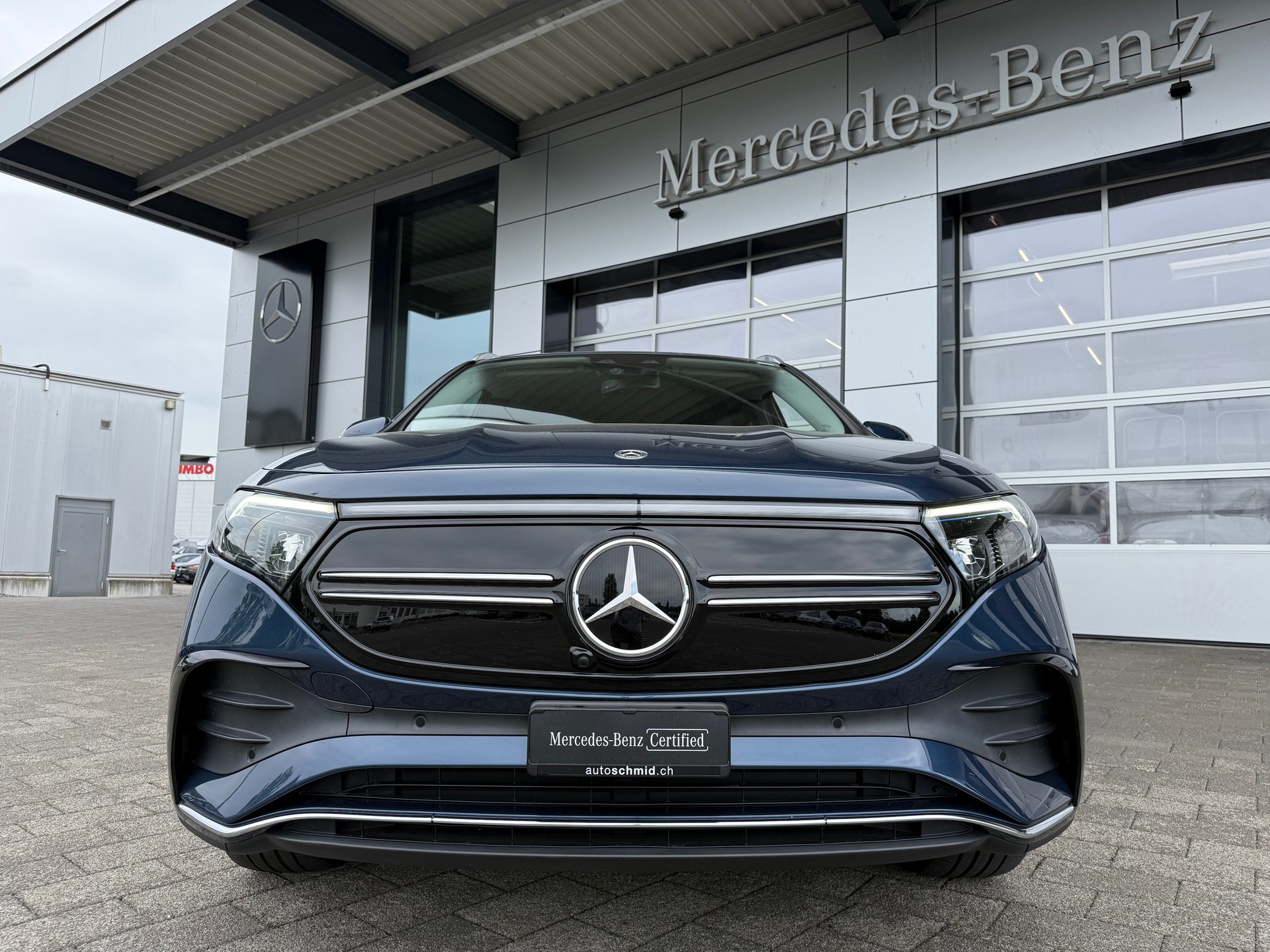 MERCEDES-BENZ EQA 300 AMG Line 4Matic-showroom-element-2