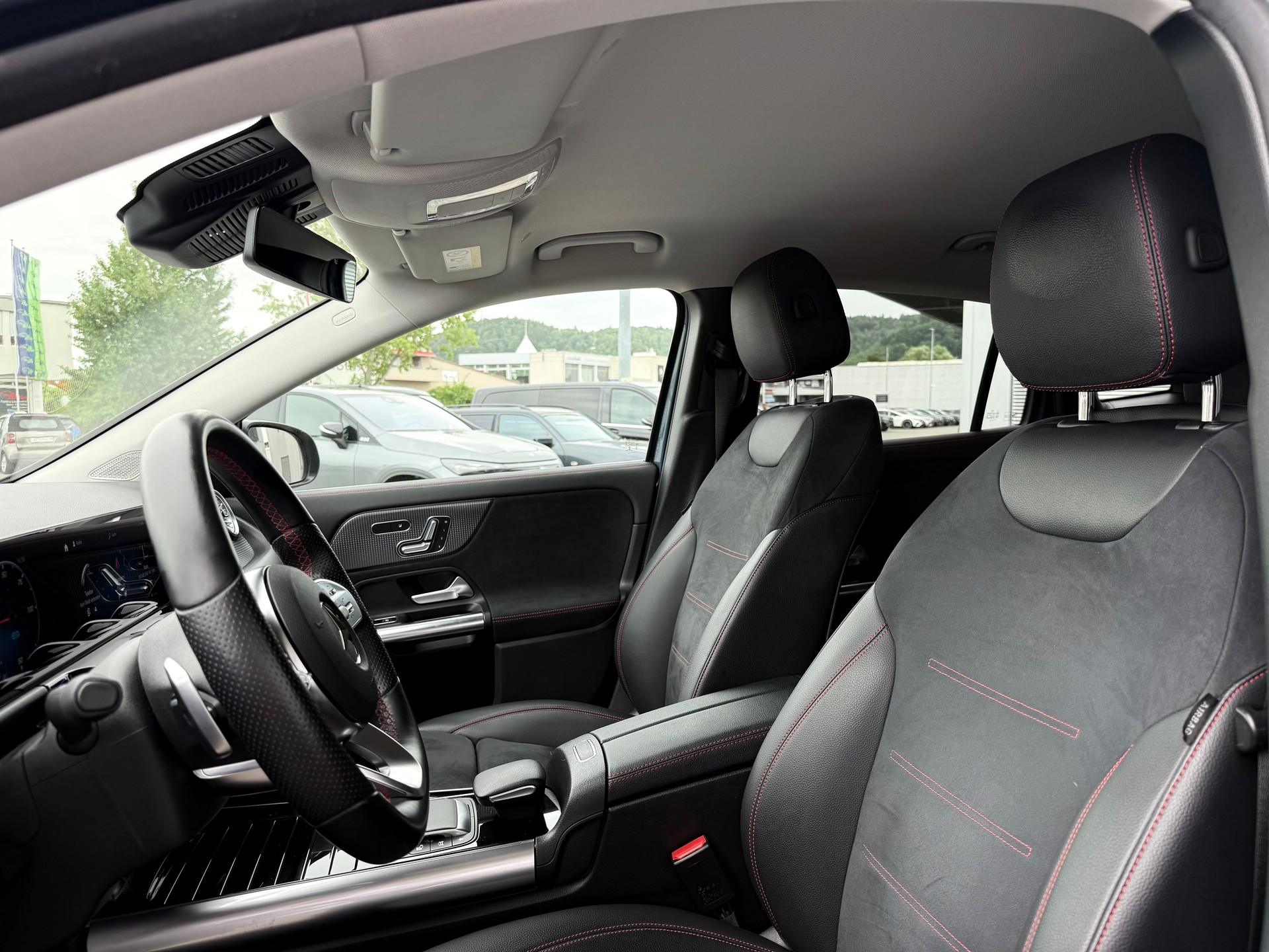 MERCEDES-BENZ EQA 300 AMG Line 4Matic-image-4