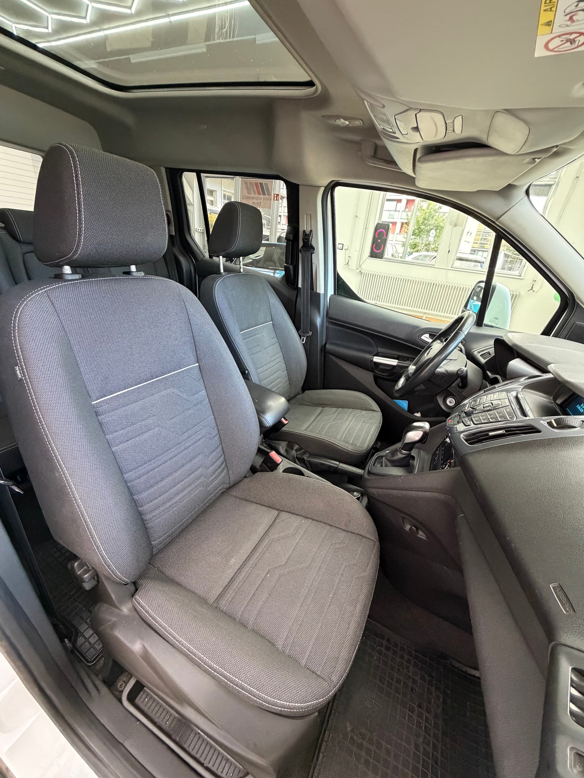 FORD Tourneo Connect 1.6 SCTi Titanium Automatic-image-6
