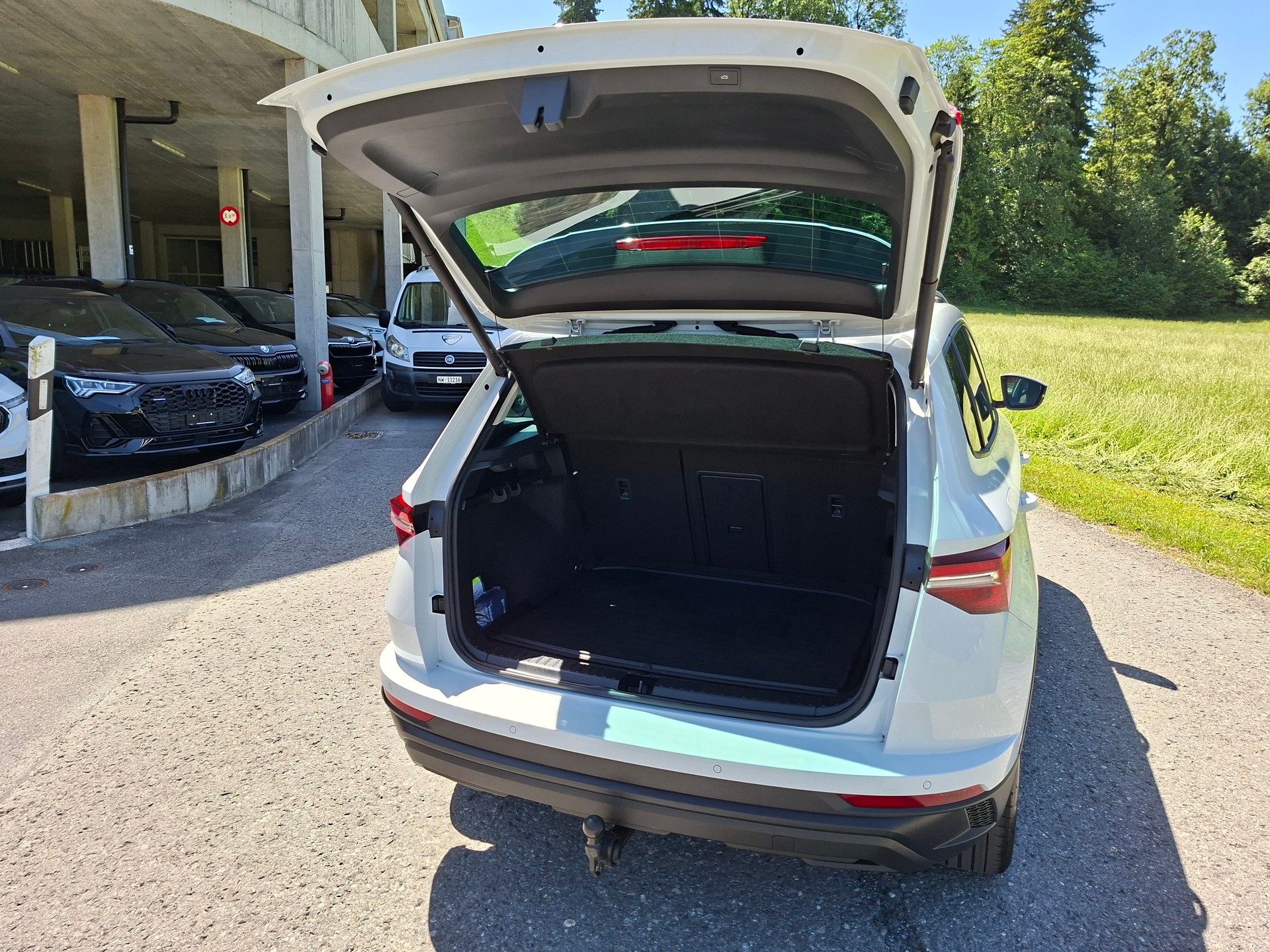 SKODA Karoq 2.0 TDI CR Style 4x4 DSG Anhängerkupplung+8-fach bereift*-image-6