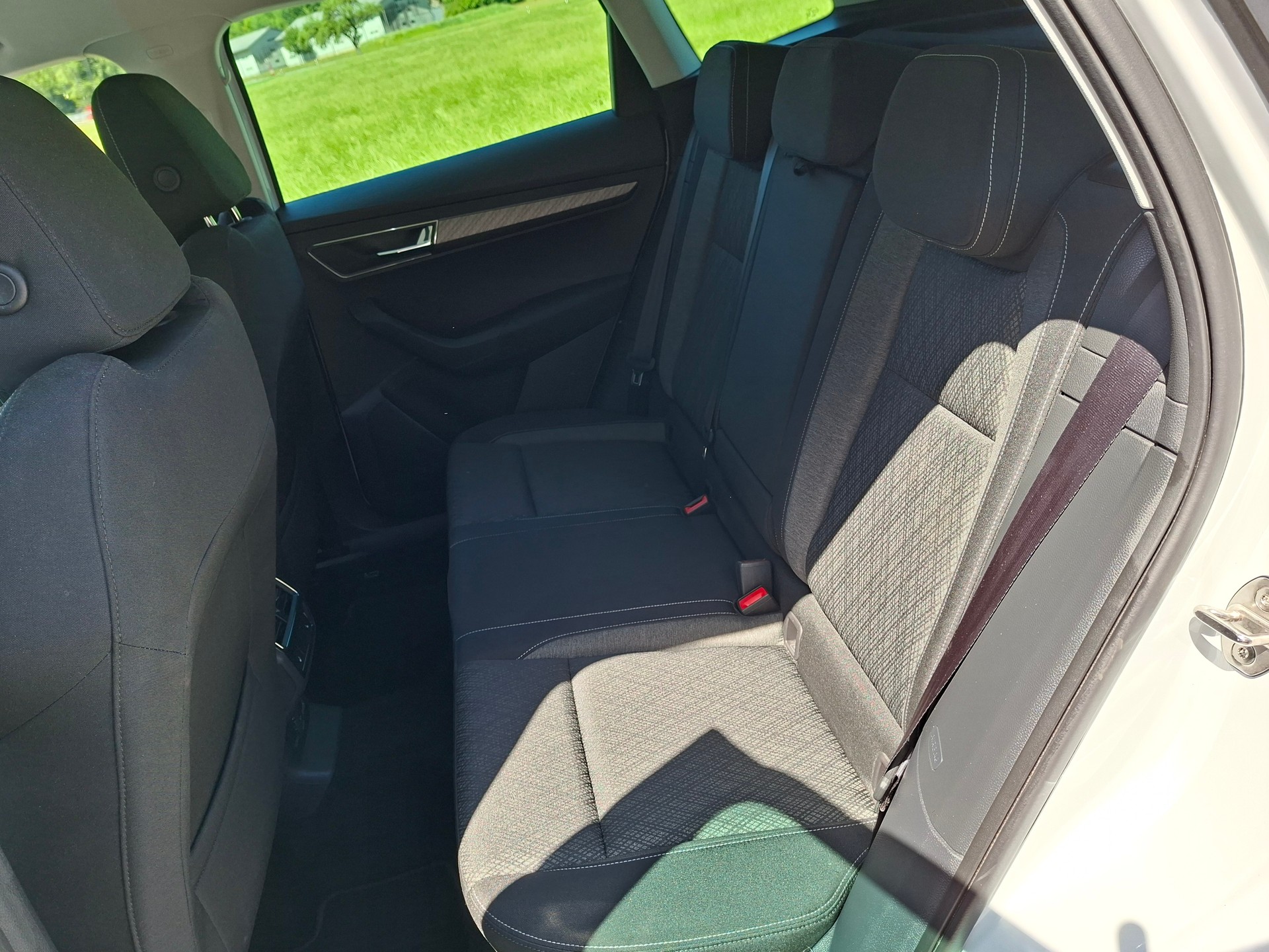 SKODA Karoq 2.0 TDI CR Style 4x4 DSG Anhängerkupplung+8-fach bereift*-image-14