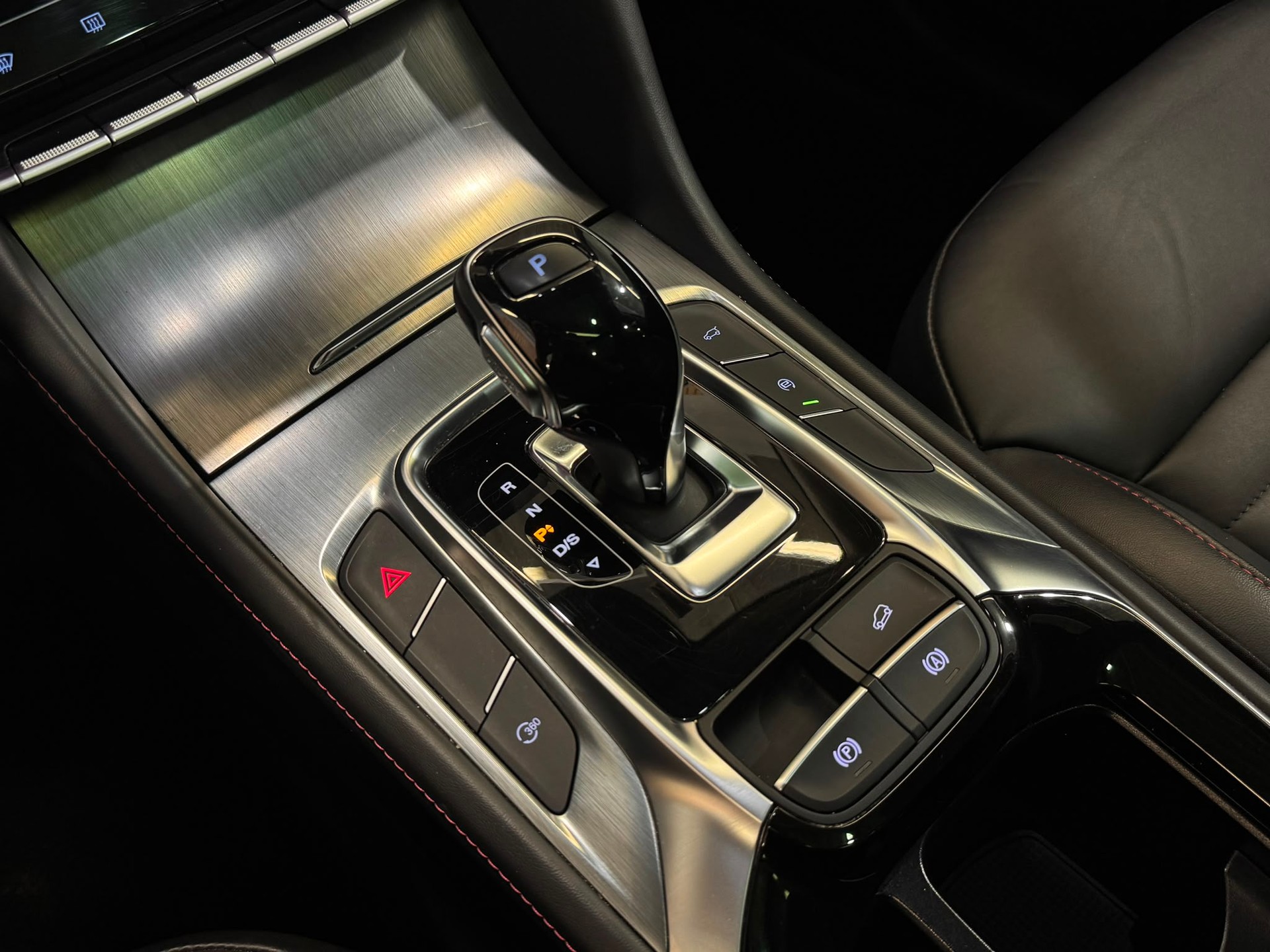 MG HS DTC Luxury-image-13