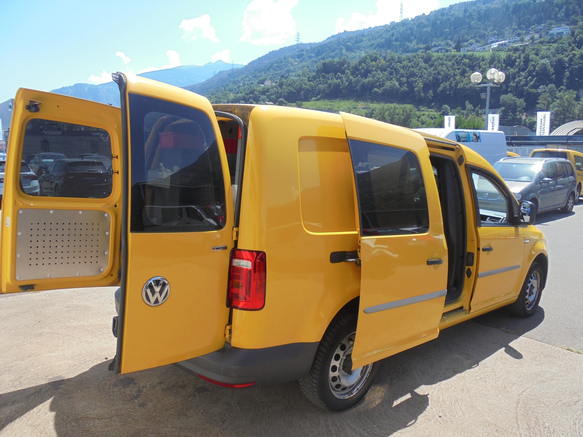VW Caddy Maxi 2.0TDI 4Motion BlueMotion Technology-image-3