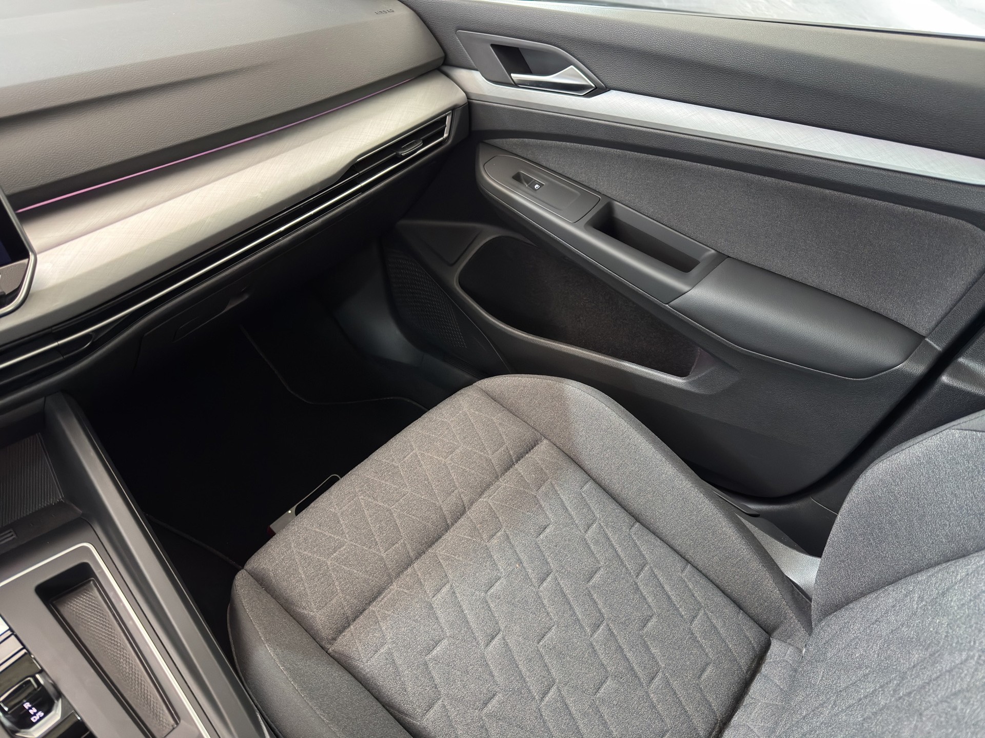 VW Golf 1.5 e TSI DSG Facelift "Panorama-RF.-Kamera"-image-22