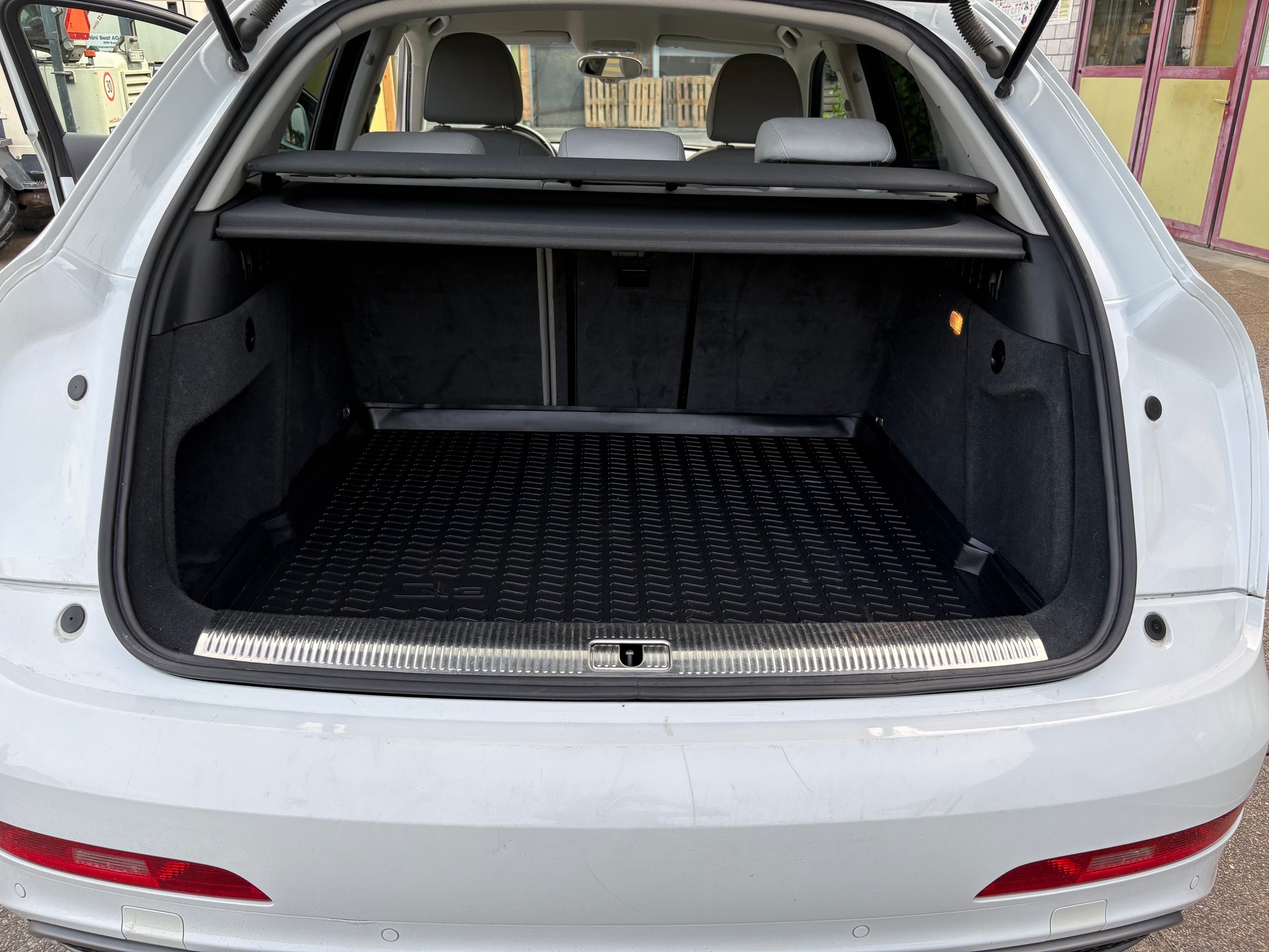 AUDI Q3 2.0 TFSI quattro S-Tronic-image-4