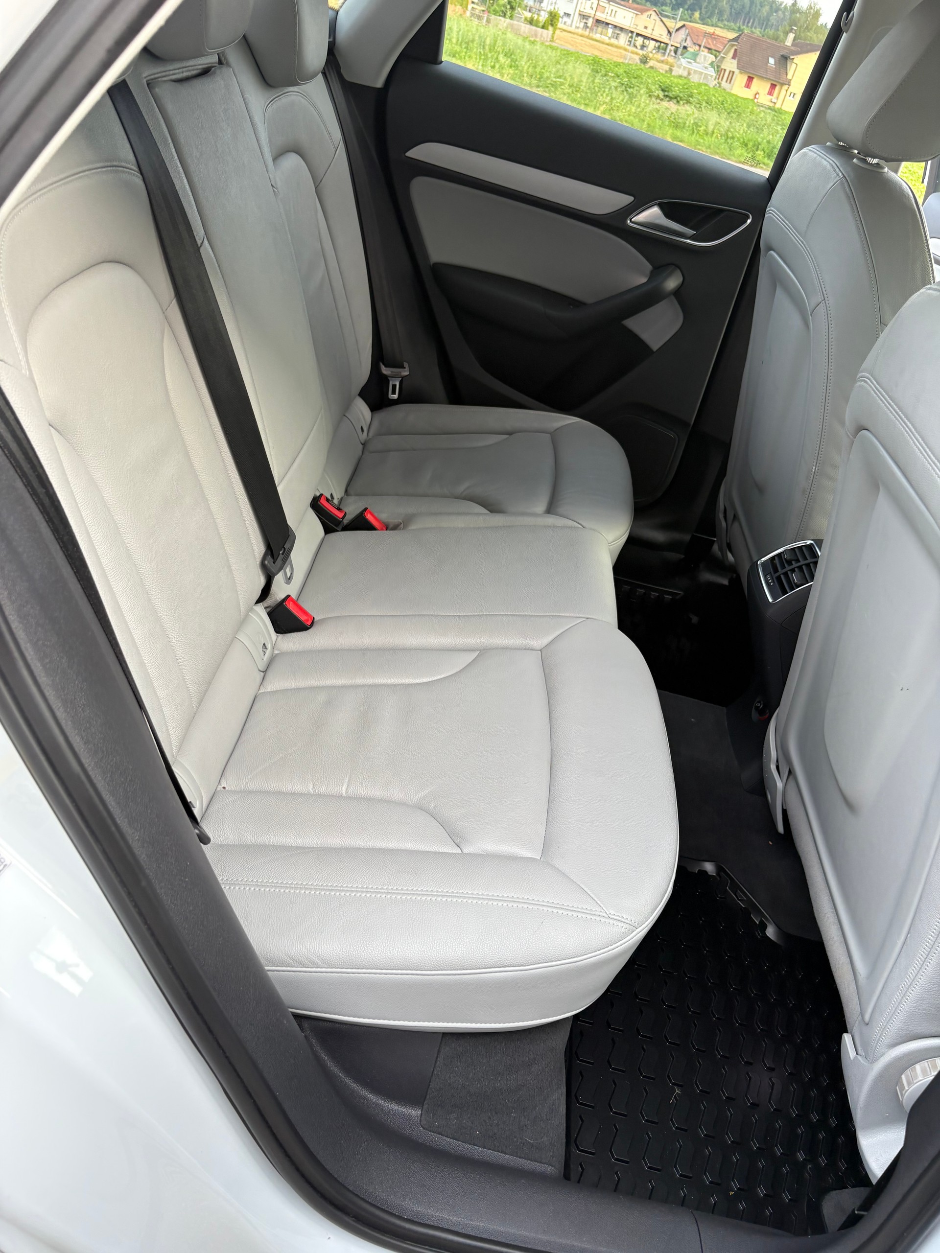 AUDI Q3 2.0 TFSI quattro S-Tronic-image-2