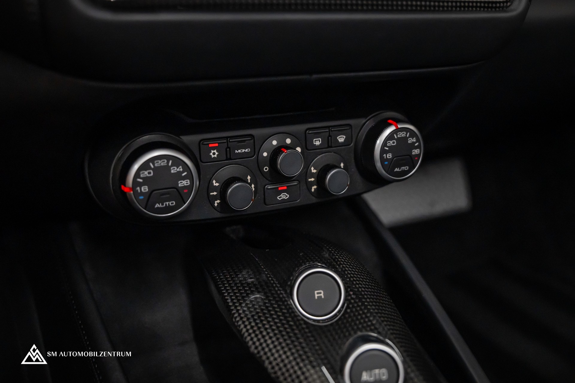 FERRARI California 3.9 V8 T / Carbon Interieur / Rückfahrkamera / Keramik Bremsen / Apple Carplay-image-26