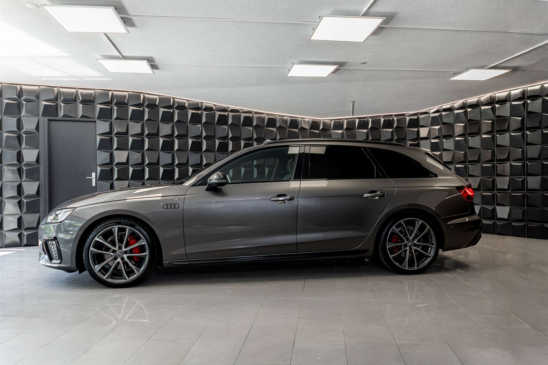 AUDI A4 Avant 40 TDI S line quattro S-tronic-image-1