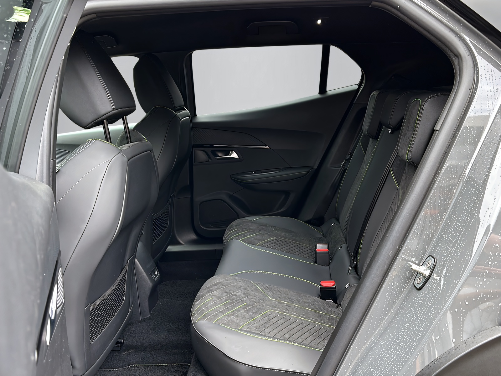 PEUGEOT 2008 1.2 Hybrid 145 GT Exclusive-image-6