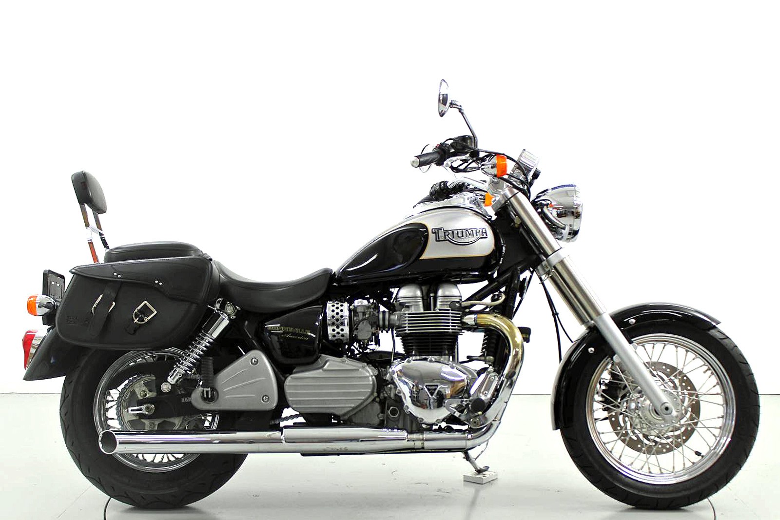 TRIUMPH Bonneville America-showroom-element-3