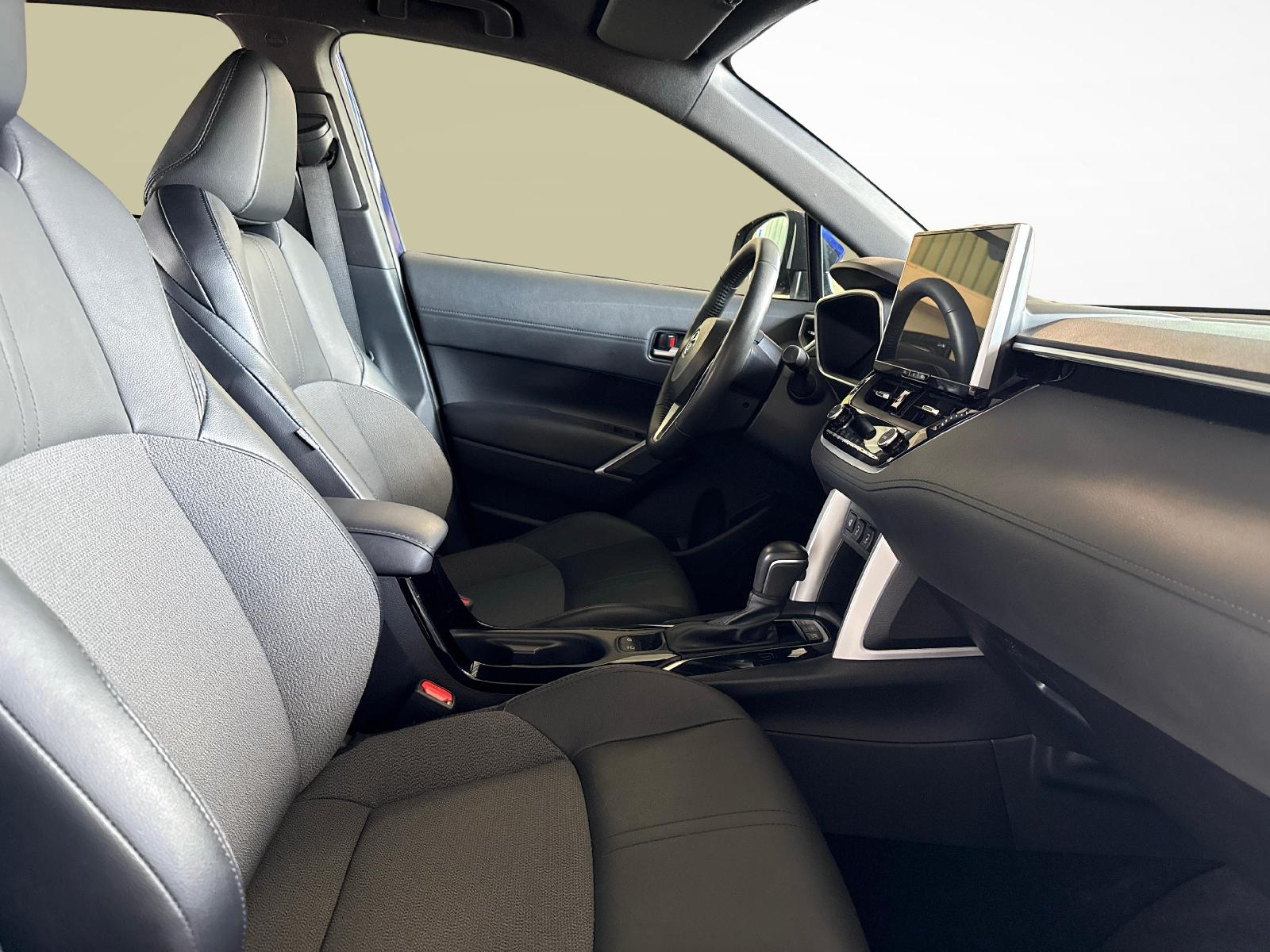 TOYOTA Corolla Cross 2.0 HSD Trend AWD-i-image-9