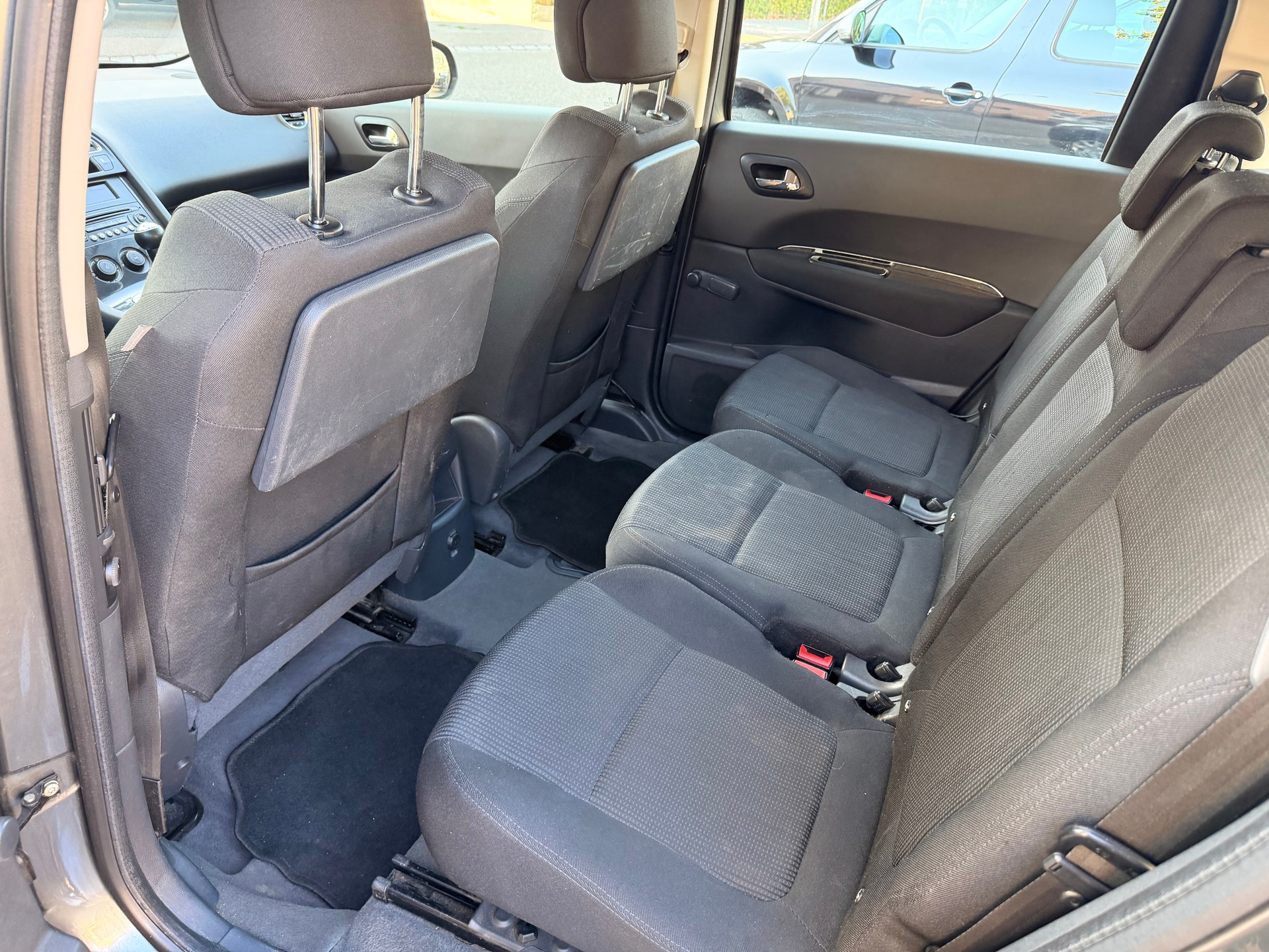 PEUGEOT 5008 1.6 16V VTI Trendy Clim-image-8