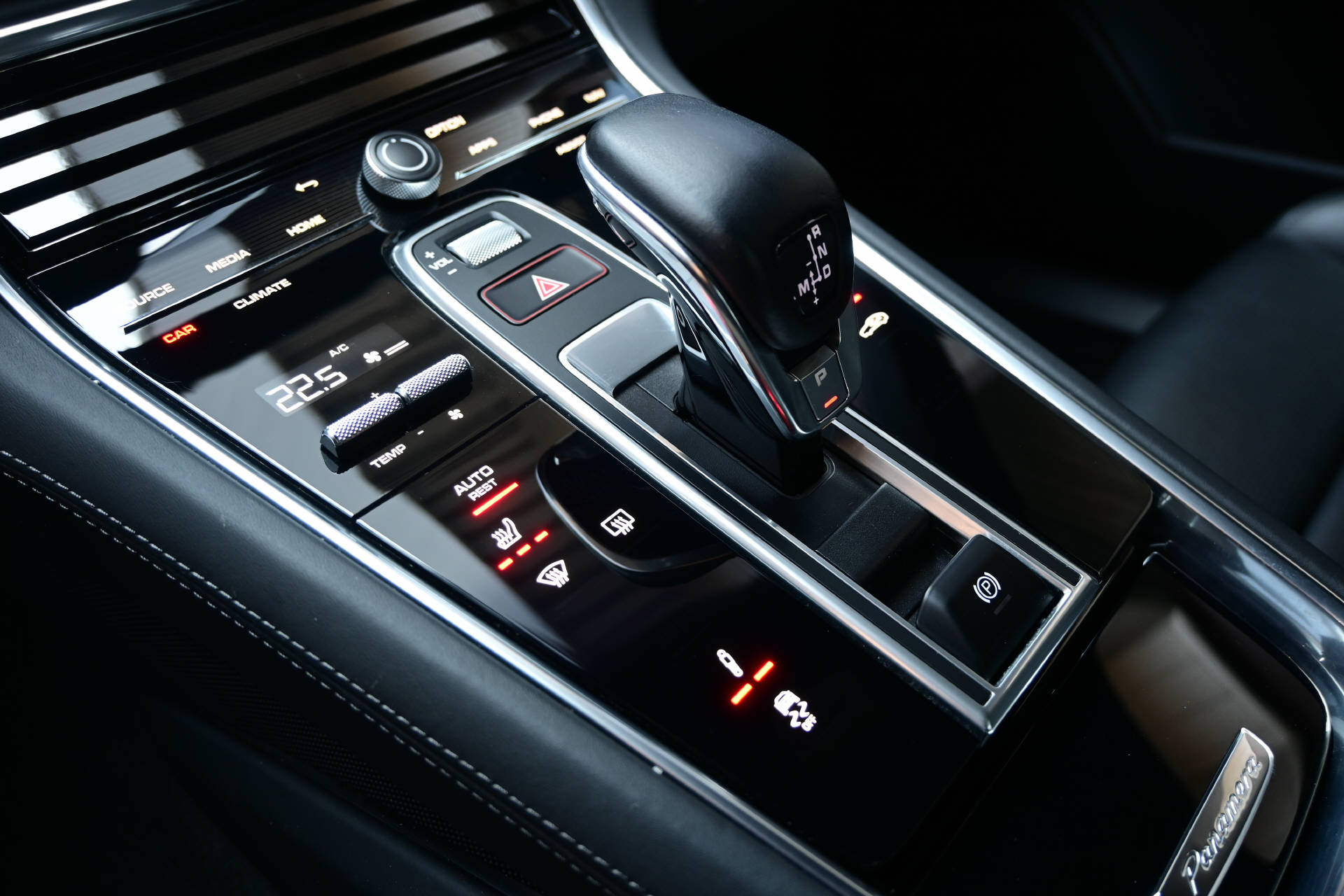 PORSCHE Panamera Sport Turismo 4.0 V8 GTS *CH-Auto*Carbon Interieur*Panoramadach*-image-18
