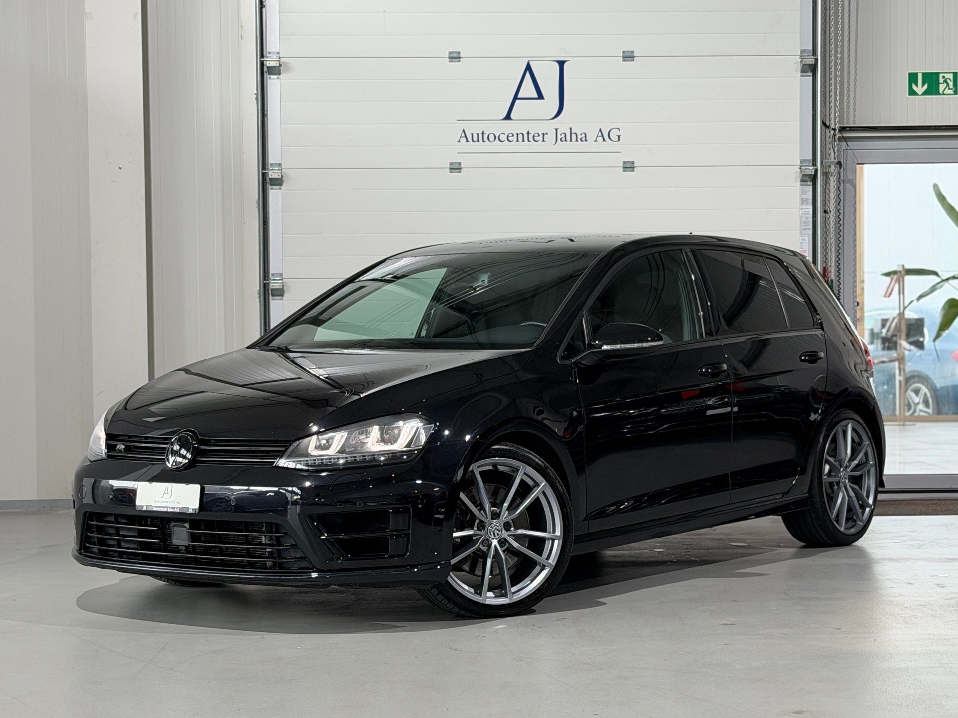 VW Golf 2.0 TSI R 4Motion DSG (CH)-image-0