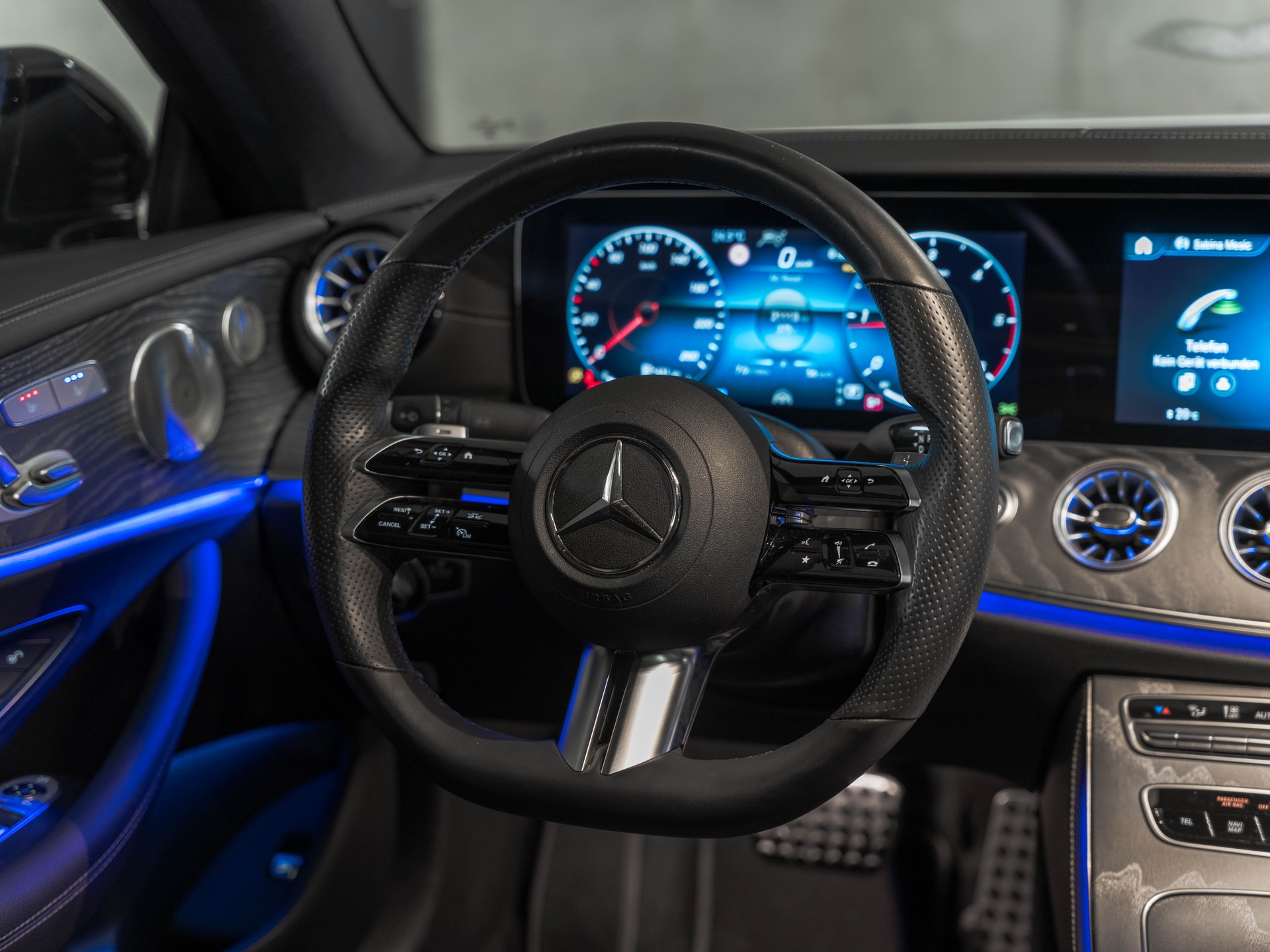 MERCEDES-BENZ E 400 d Coupé 4Matic AMG Line 9G-Tronic-image-15