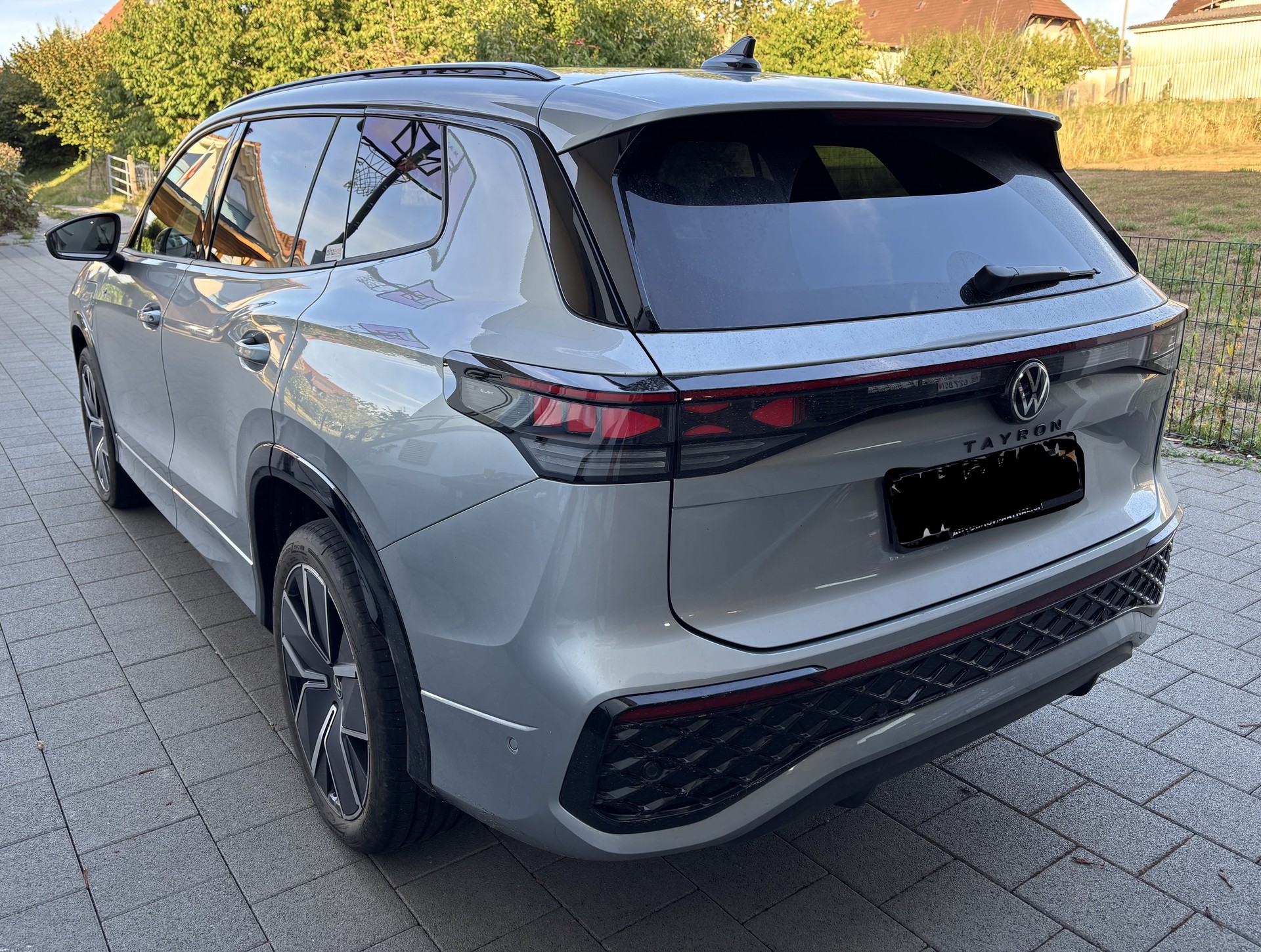 VW Tayron 1.5 TSI PHEV 272 PS R-Line Black Style - Erste Hand, Pano, 20", 11'300 km-image-2