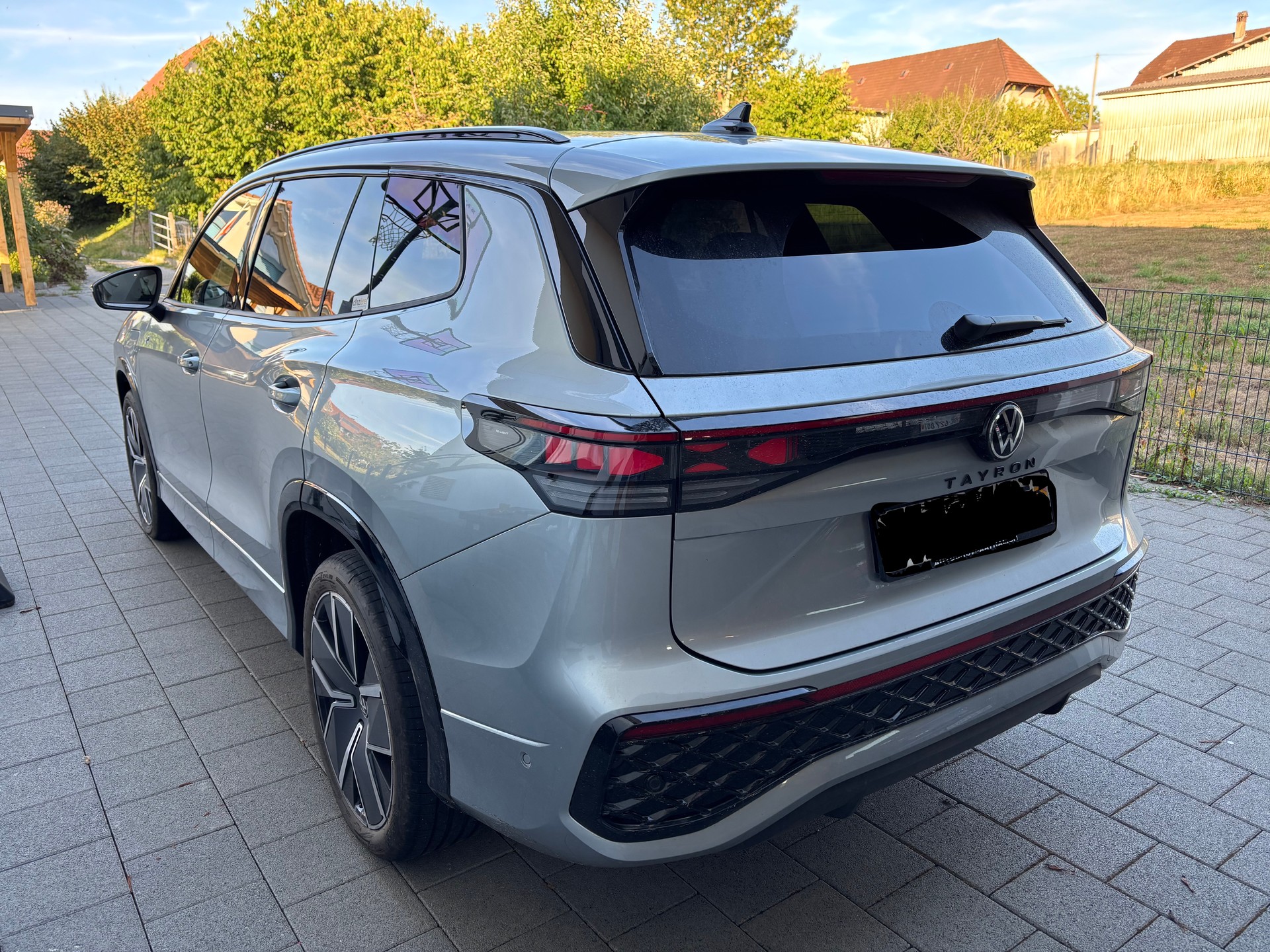 VW Tayron 1.5 TSI PHEV 272 PS R-Line Black Style - Top Autonomie, erste Hand, Pano, 20", 10’700 km-image-2