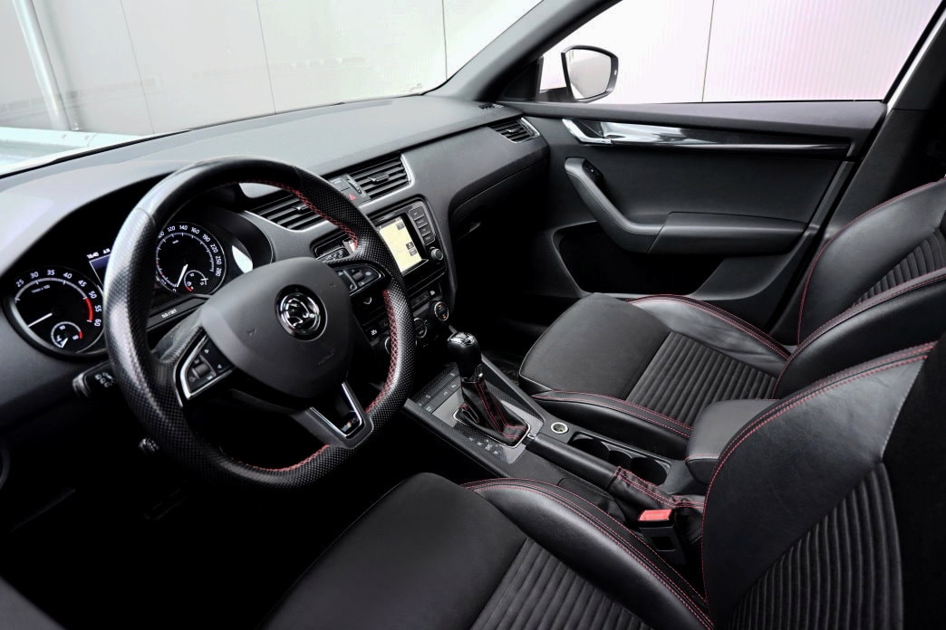 SKODA Octavia Combi 2.0 TDI RS 4x4 DSG-image-8