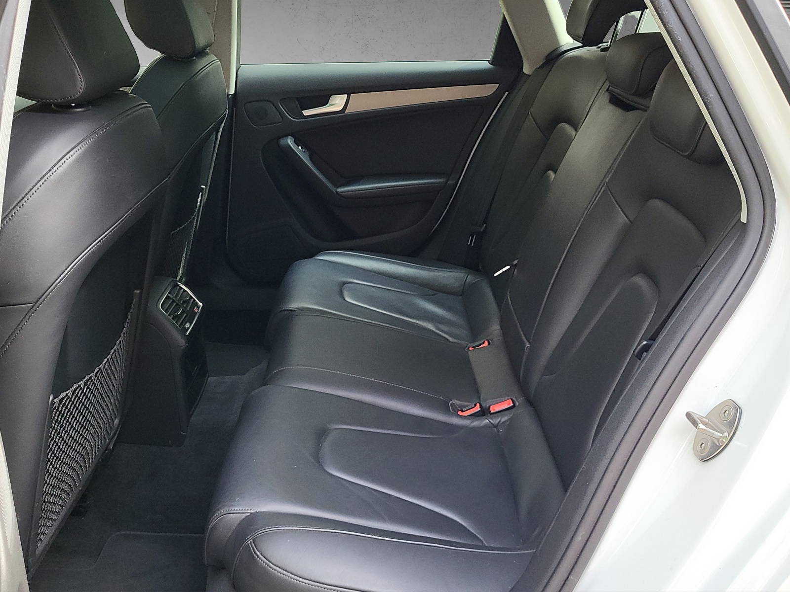 AUDI A4 Avant 2.0TDI 177PS Automat-image-16