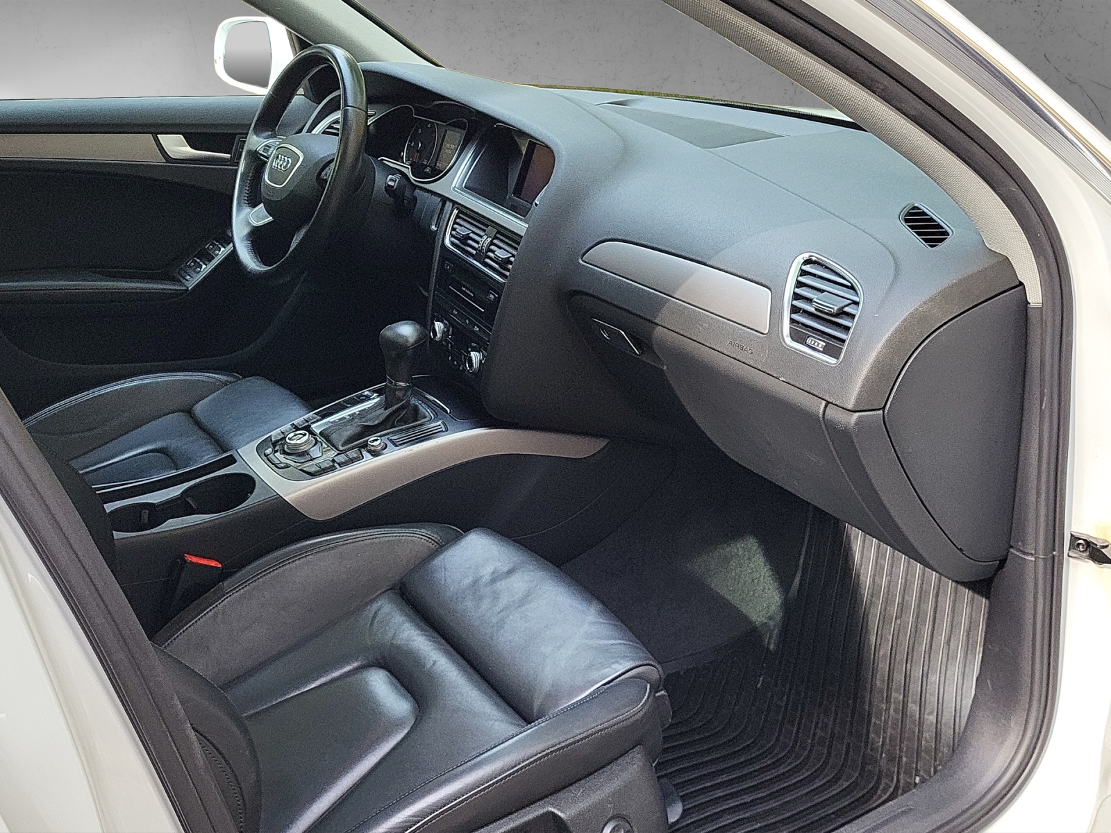 AUDI A4 Avant 2.0TDI 177PS Automat-image-9
