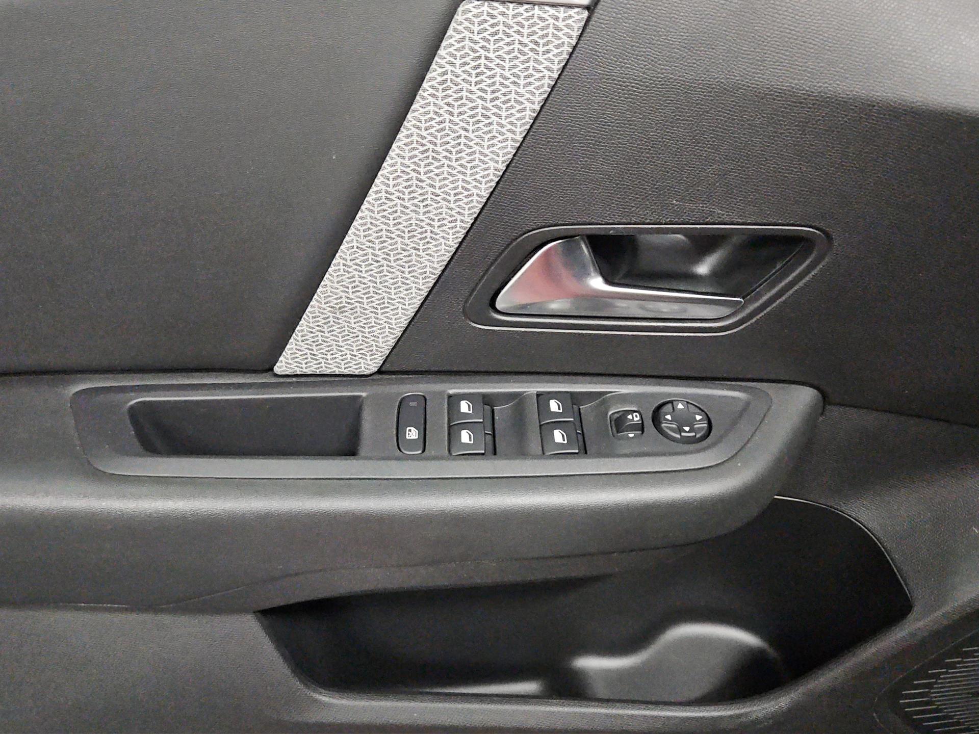 CITROEN C4 1.2 Pure Tech Shine EAT8-image-17