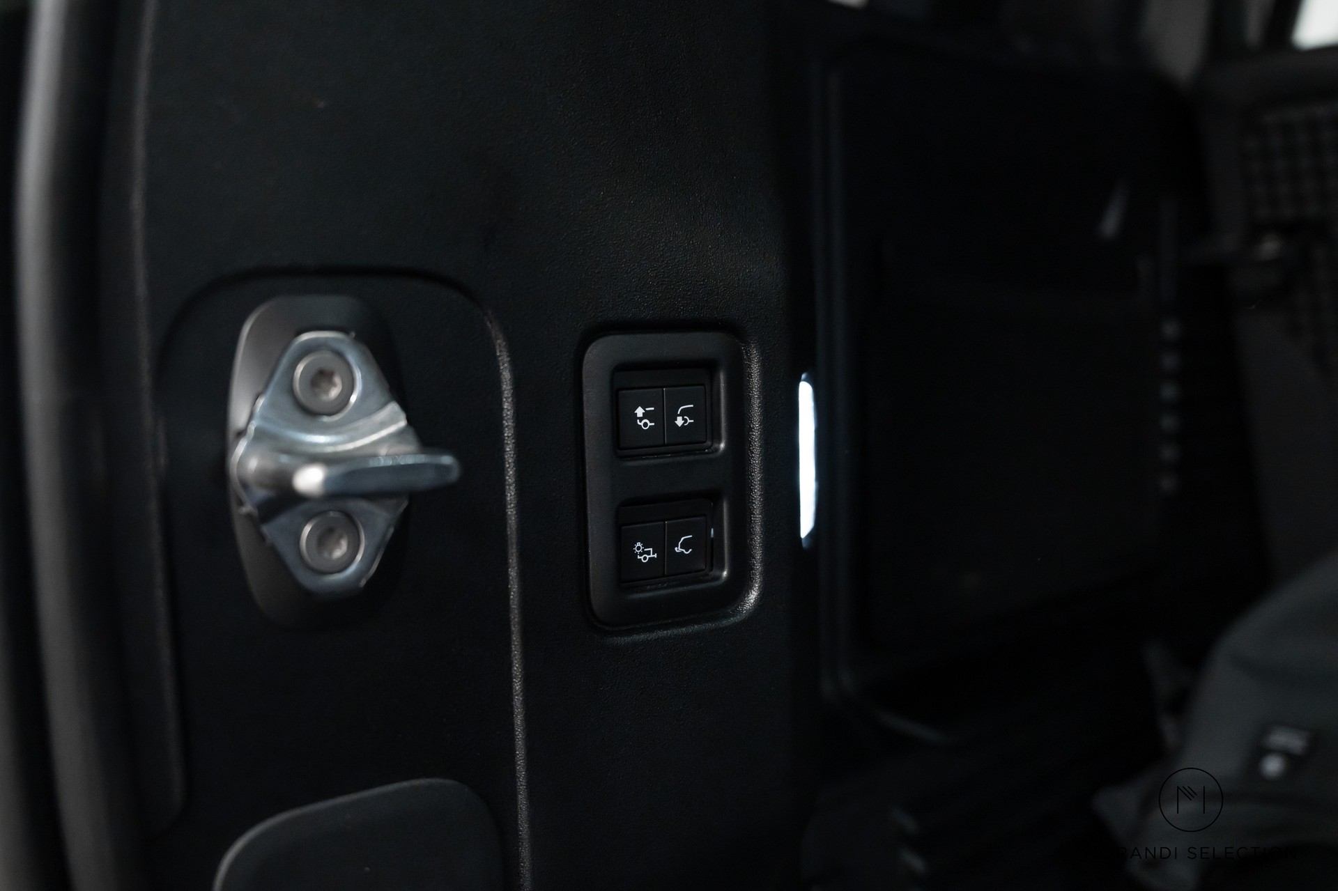 LAND ROVER Defender 110 3.0 D I6 350 X-Dynamic HSE-image-12