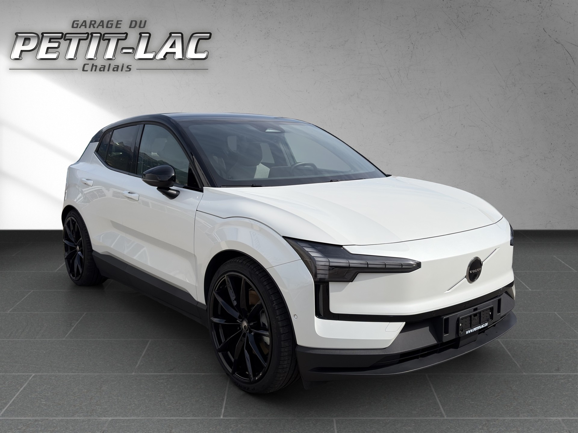 VOLVO EX30 E60 69kWh Twin Ultra Performance AWD-image-0