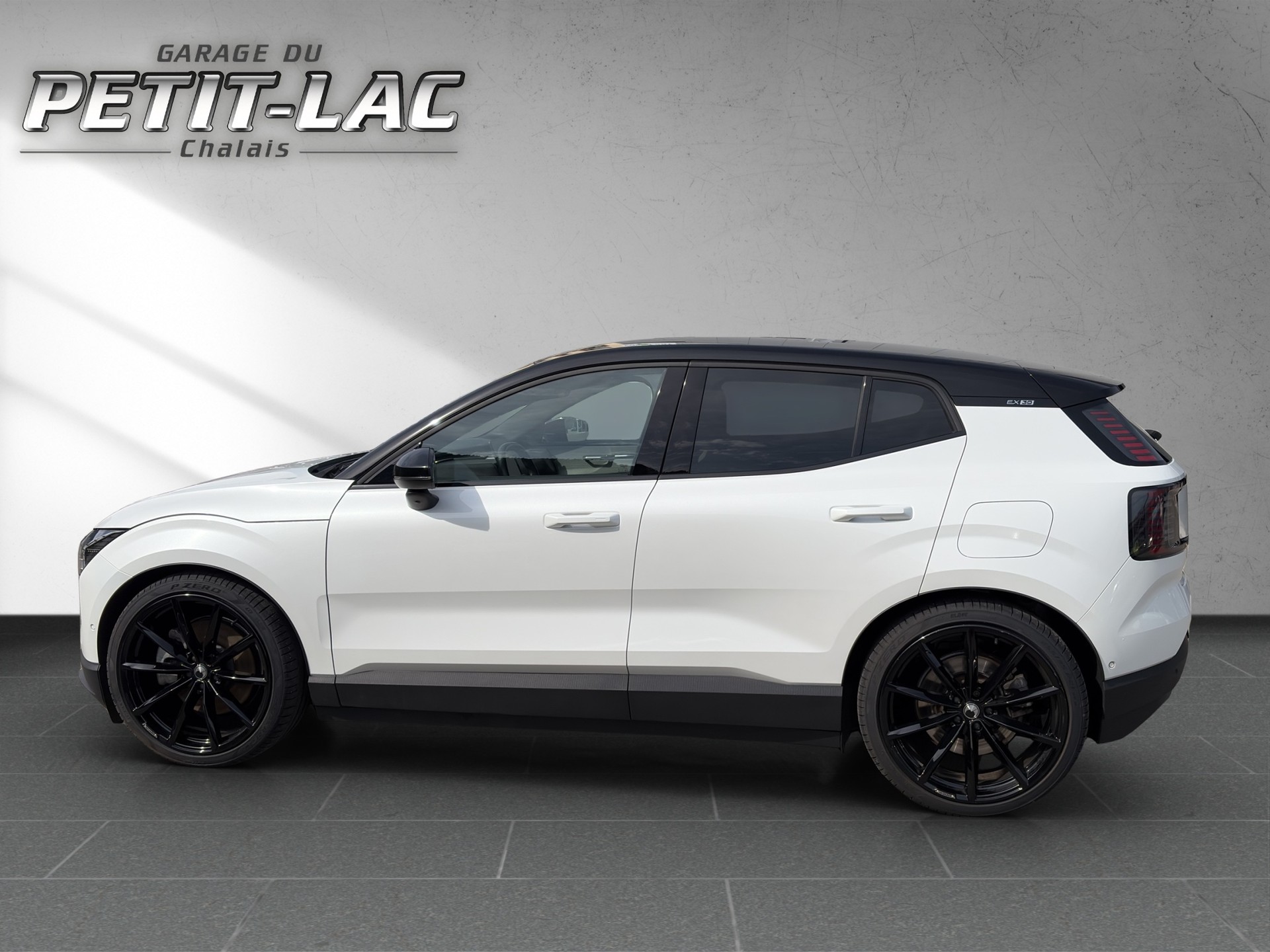 VOLVO EX30 E60 69kWh Twin Ultra Performance AWD-image-2