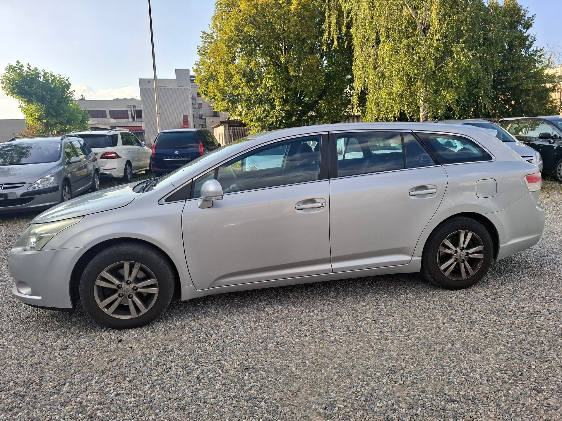 TOYOTA Avensis Sportswagon 2.0 Linea Luna-image-4
