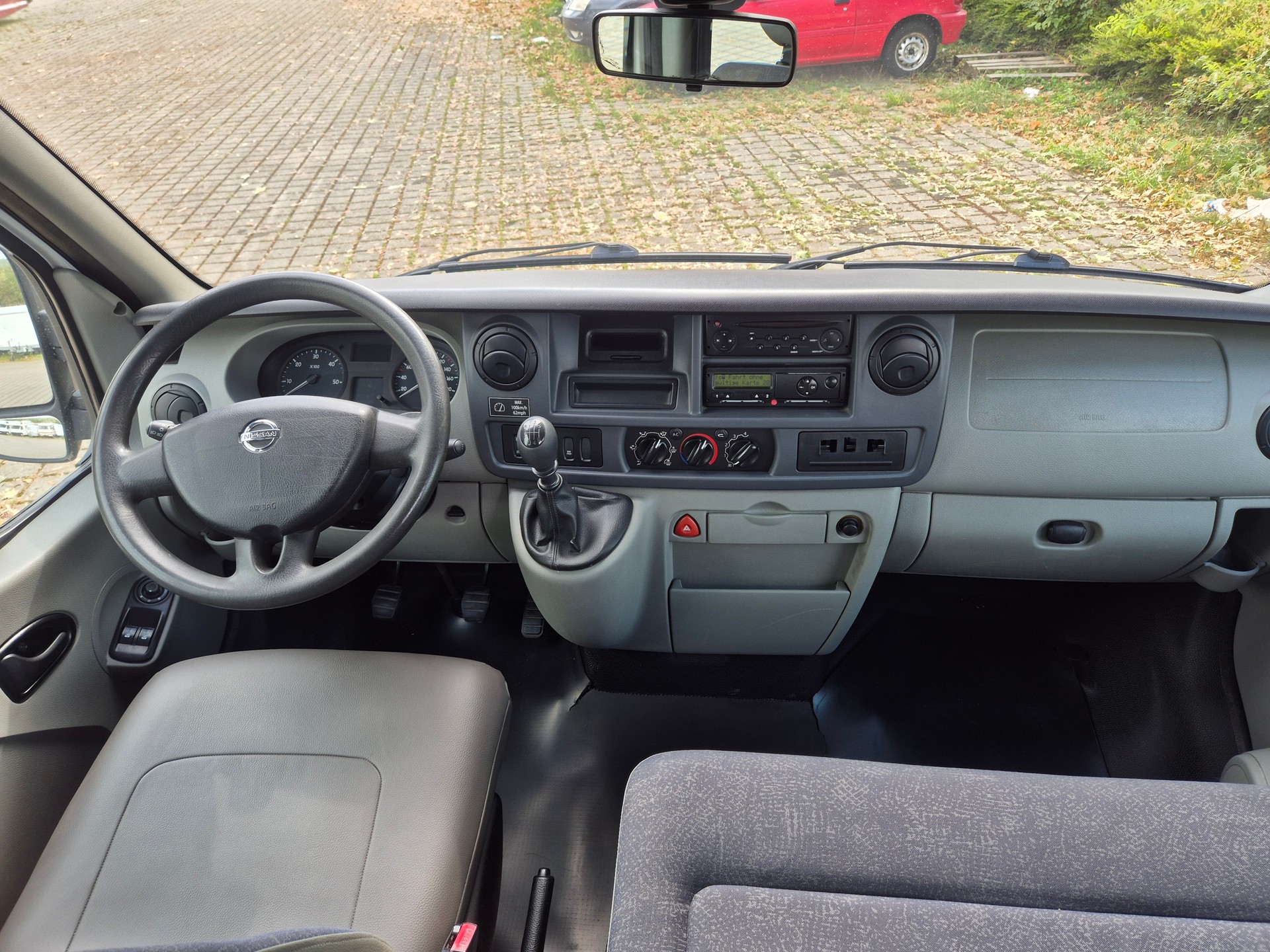 NISSAN INTERSTAR-image-10