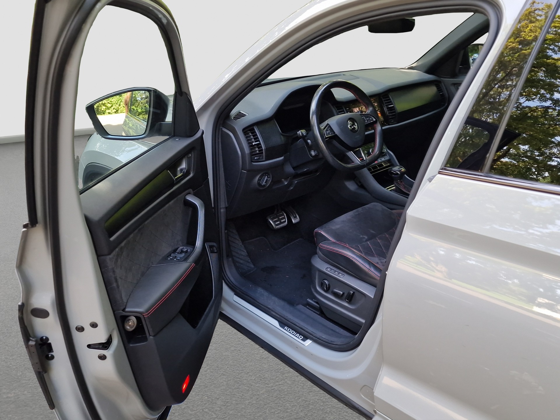 SKODA Kodiaq 2.0 Bi-TDI SCR RS 4x4 DSG ** Frisch ab MFK und Service ** 1. Hand ** Top-Ausstattung **-image-4