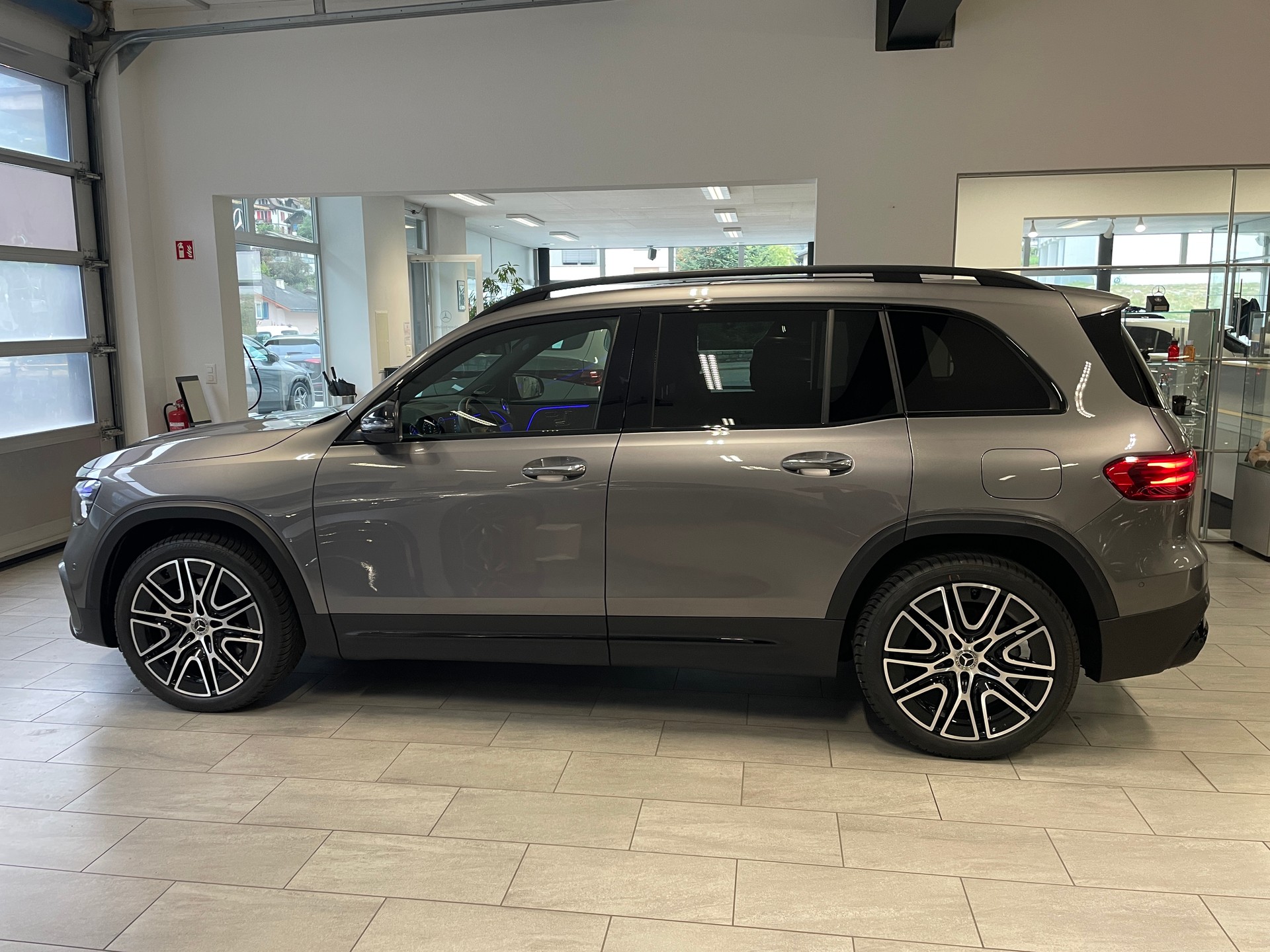 MERCEDES-BENZ GLB 220 4Matic 8G-Tronic AMG Line-image-4