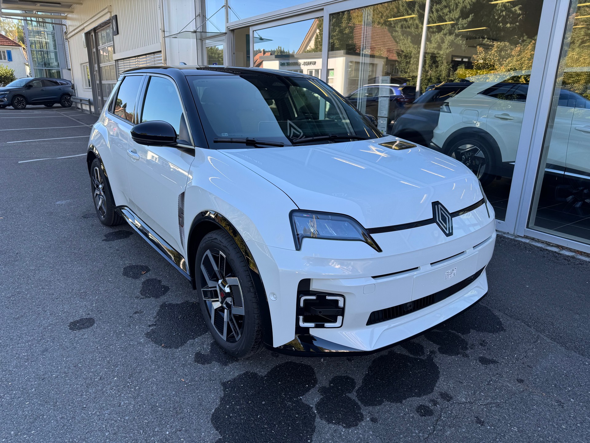 RENAULT R5 E-Tech Comfort Range 52 kWh Iconic Five-image-4