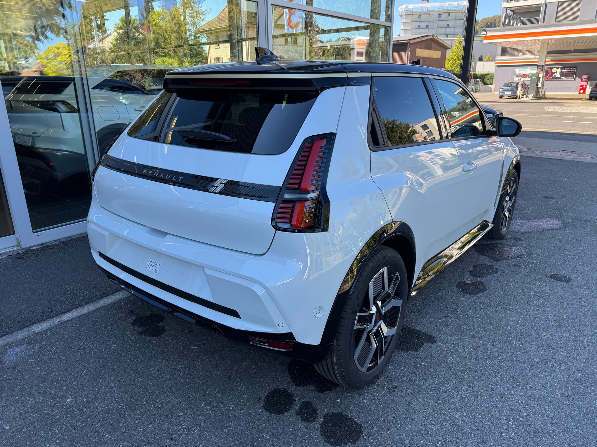 RENAULT R5 E-Tech Comfort Range 52 kWh Iconic Five-image-5