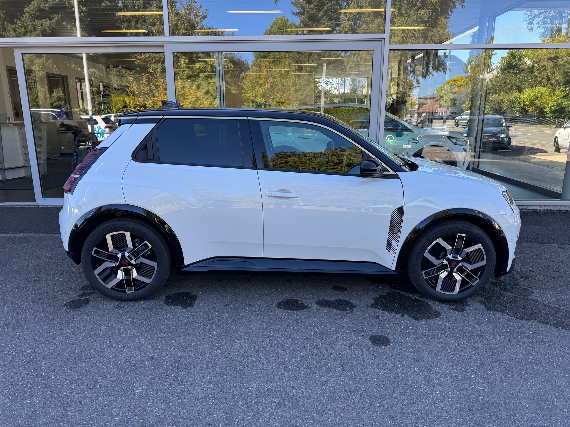 RENAULT R5 E-Tech Comfort Range 52 kWh Iconic Five-image-1
