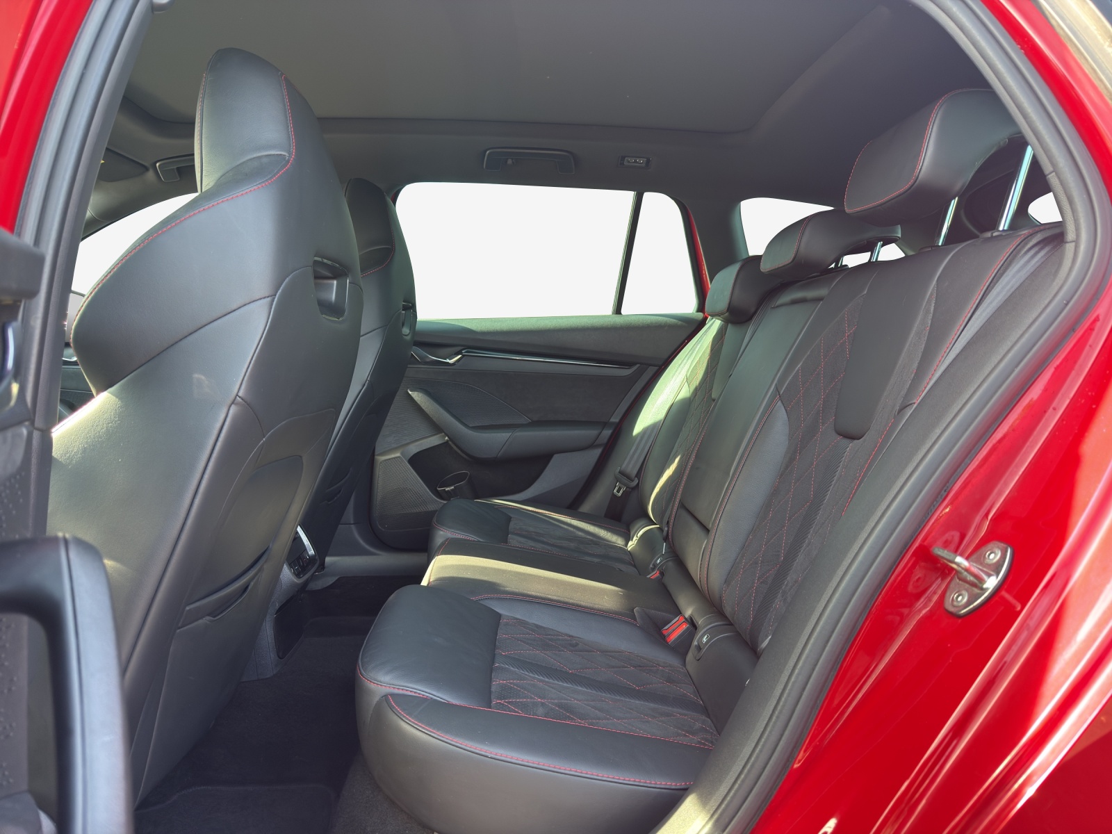 SKODA Octavia Combi 1.4 TSI PHEV DSG RS-image-12