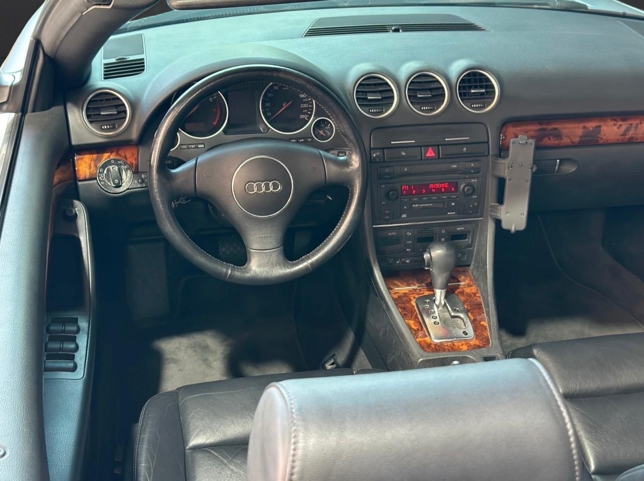 AUDI AUDI A4 Cabriolet 2.4 V6 Automat-image-13