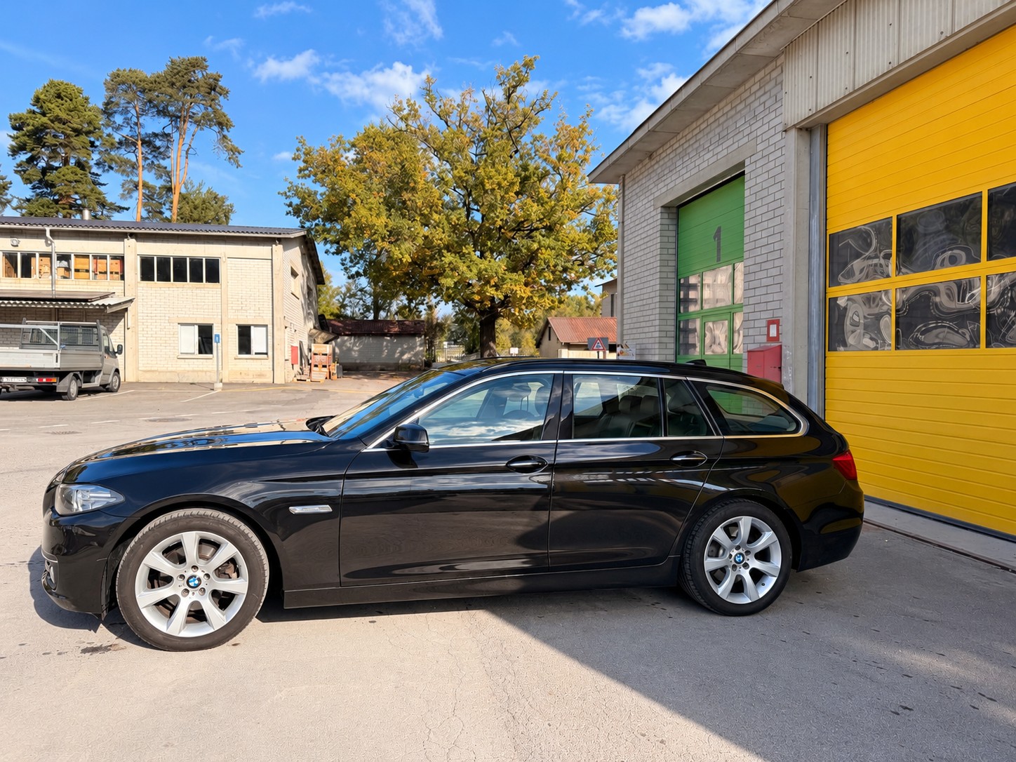 BMW 520d Touring xDrive Luxury Line Steptronic-showroom-element-2
