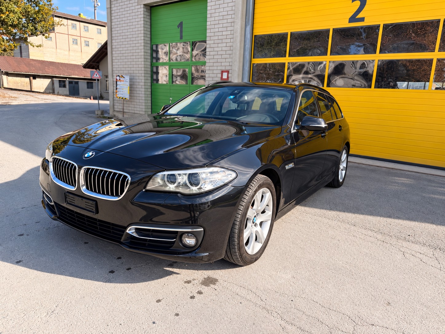 BMW 520d Touring xDrive Luxury Line Steptronic-showroom-element-1