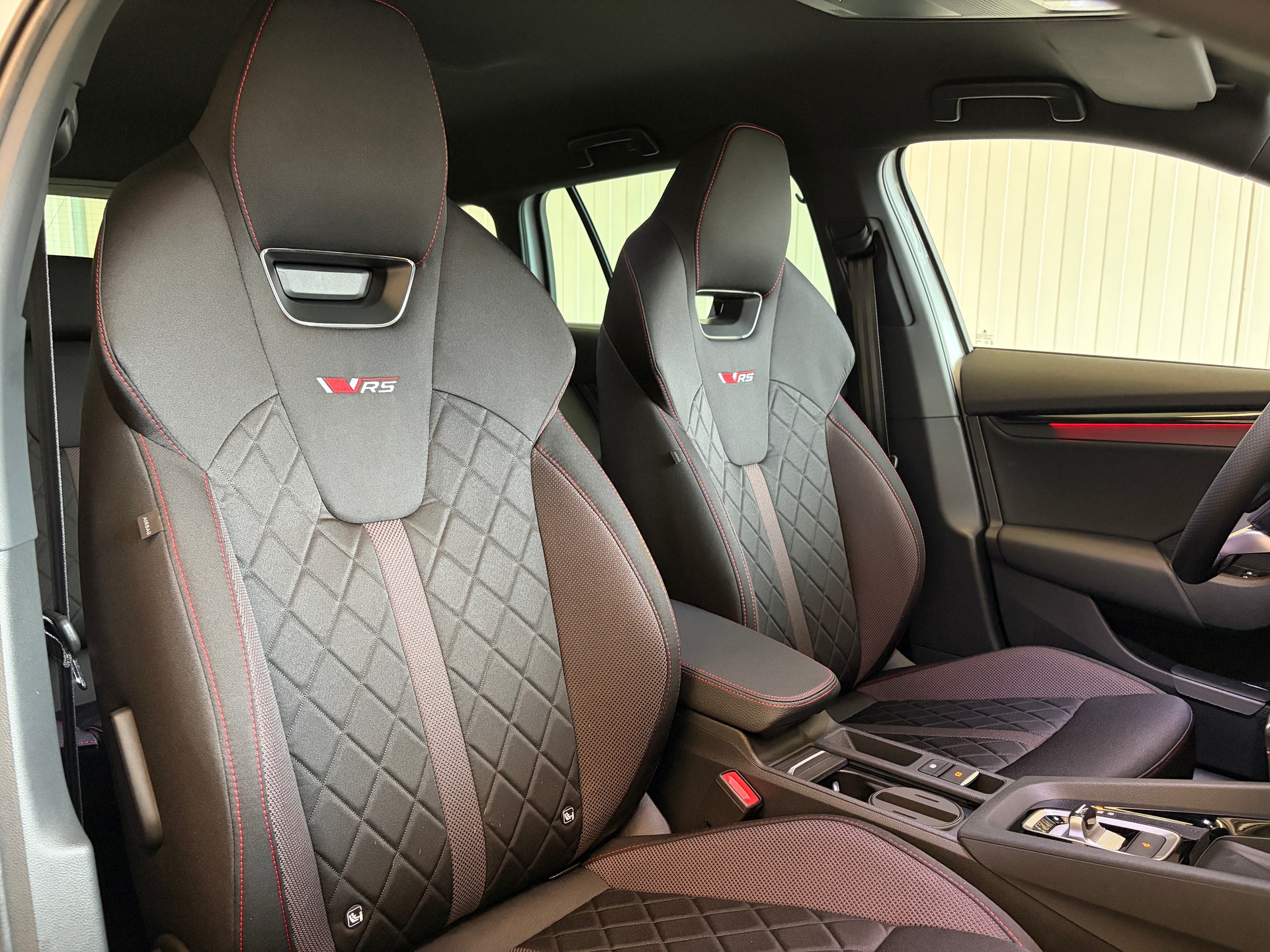 SKODA Octavia Combi 2.0 TSI DSG RS - HERSTELLERGARANTIE BIS 2030!-image-5