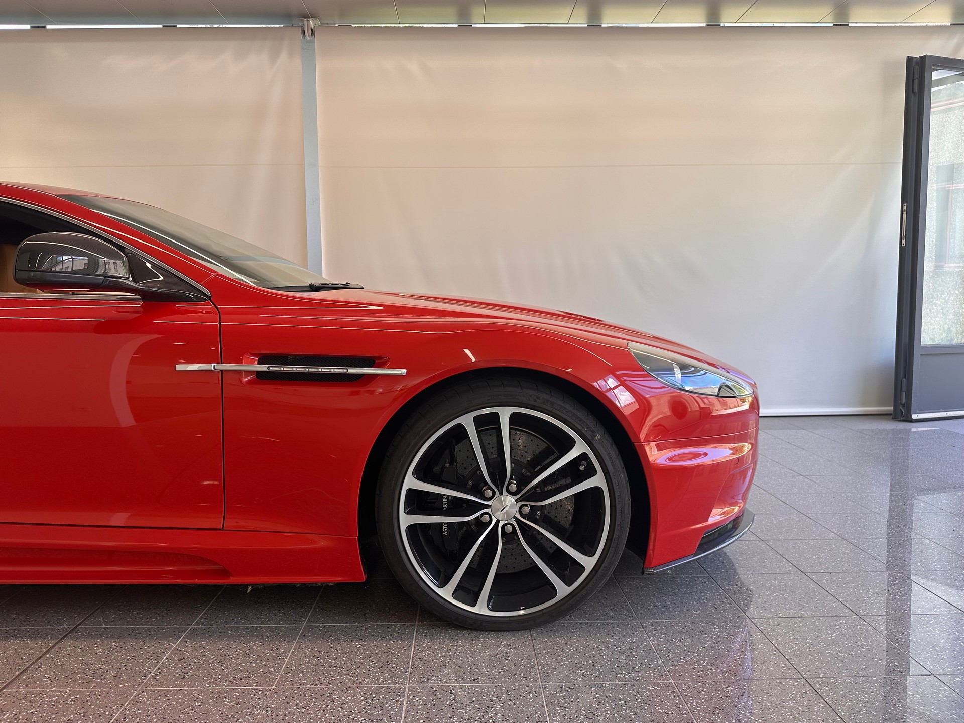 ASTON MARTIN DBS CARBON EDITION 1/200PZ-image-3