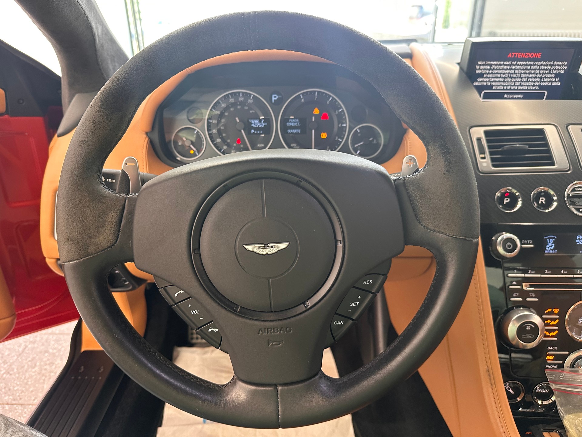 ASTON MARTIN DBS CARBON EDITION 1/200PZ-image-11