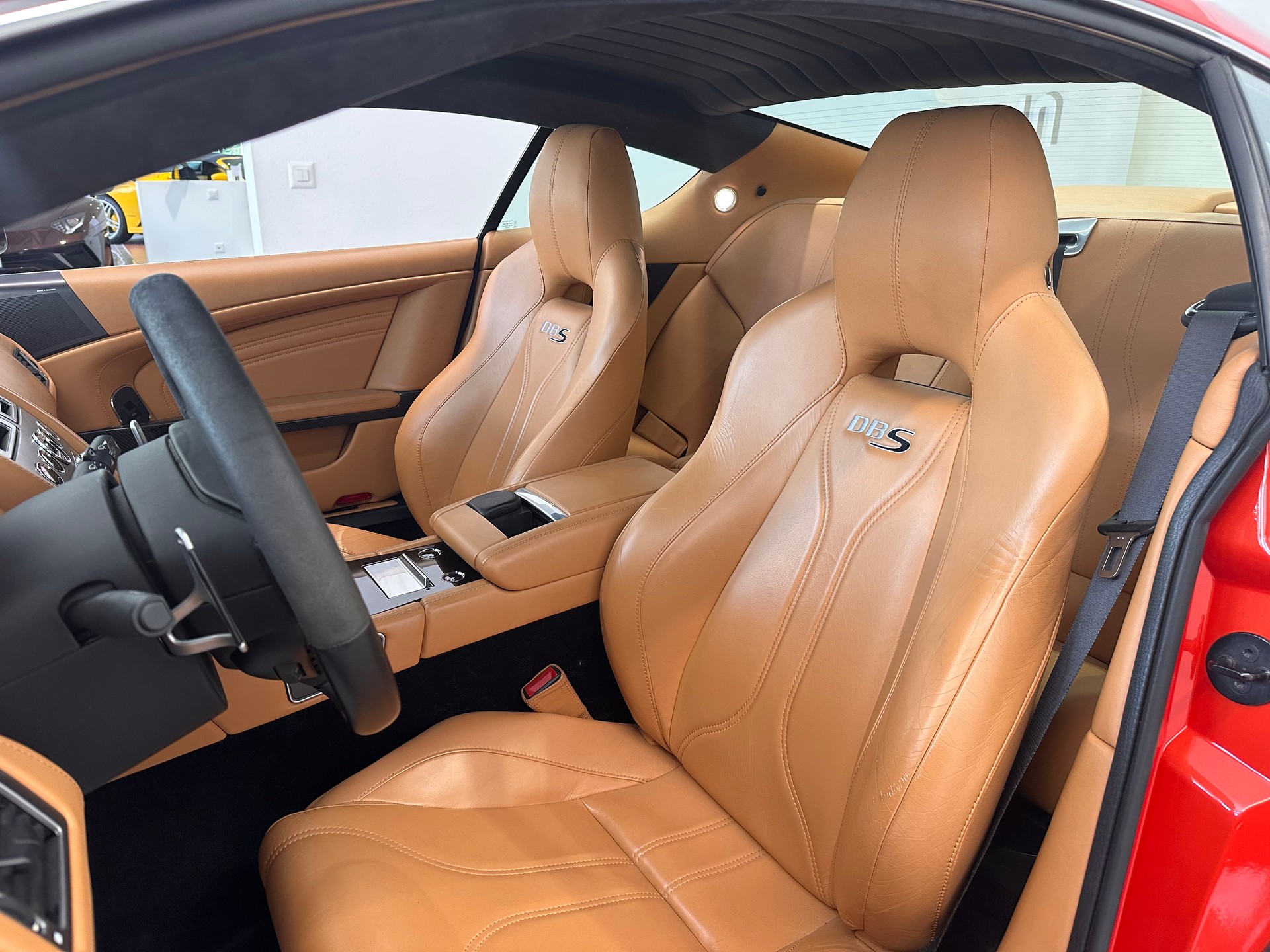 ASTON MARTIN DBS CARBON EDITION 1/200PZ-image-9
