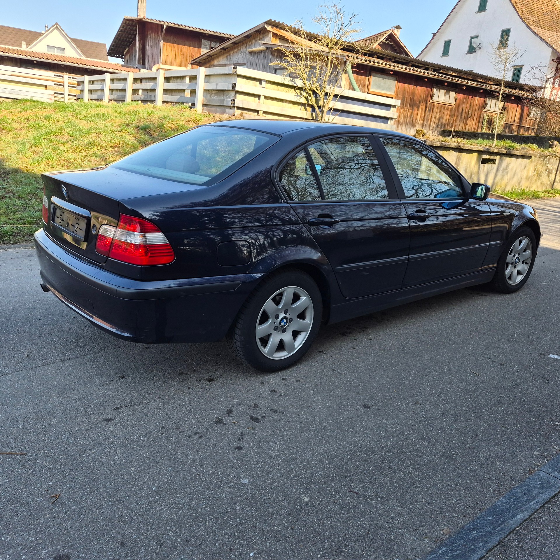 BMW 318i-image-13