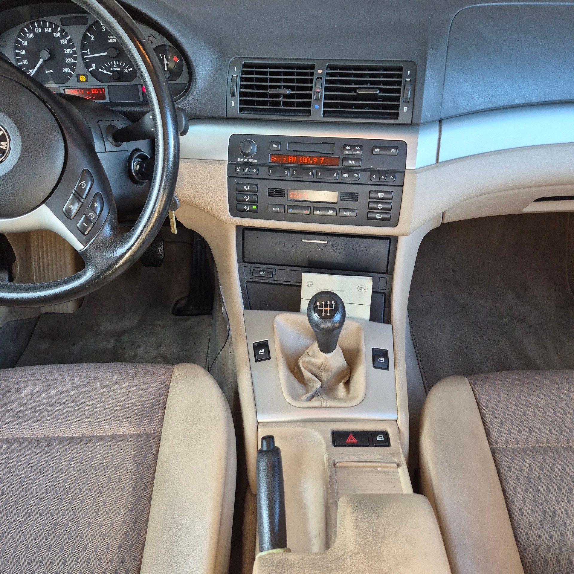 BMW 318i-image-2